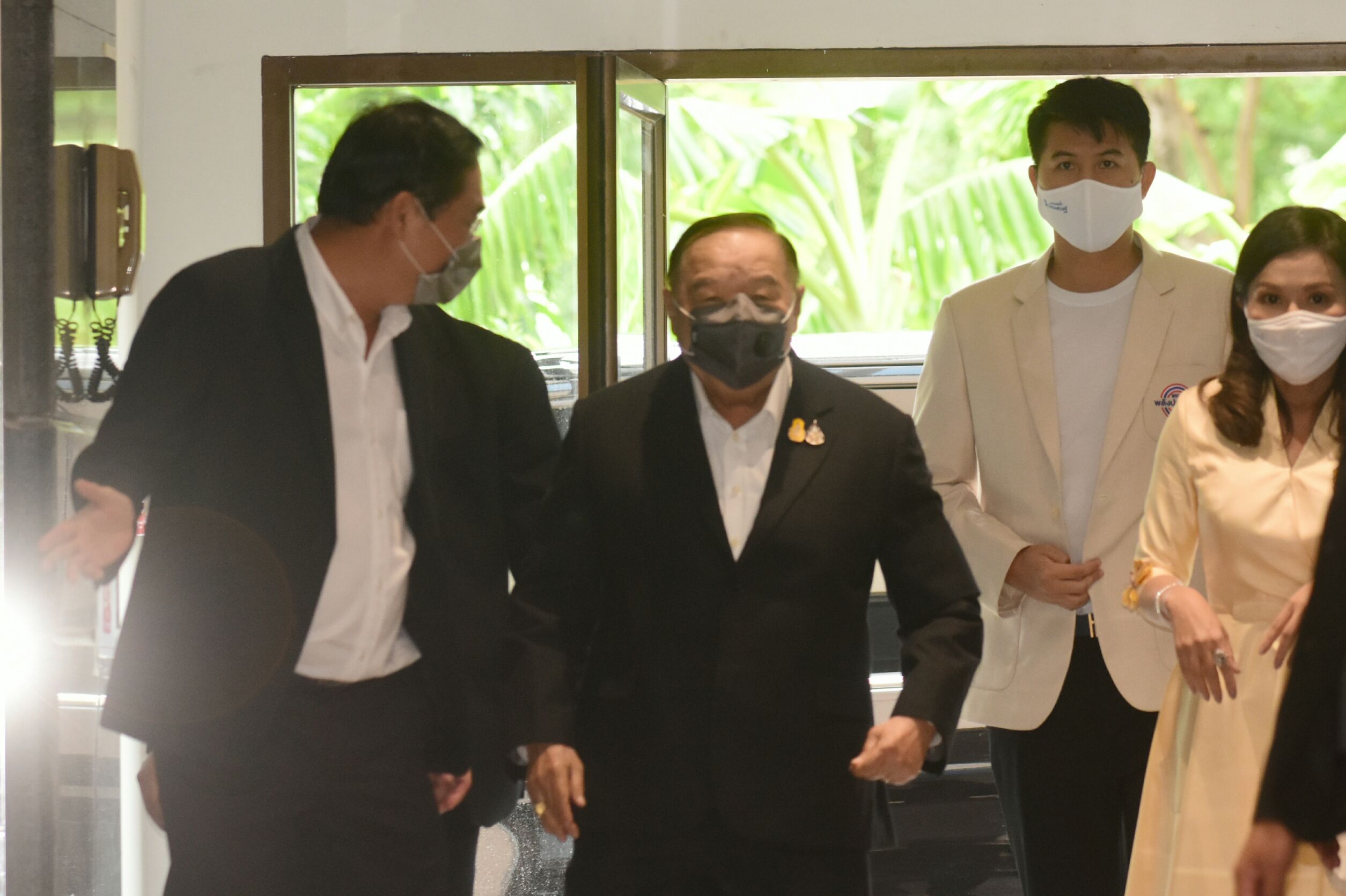 “บิ๊กป้อม” ปัดตอบนั่ง"รองนายกฯ"ควบ “รมว.มหาดไทย”  บอก "จะเดินยังไม่ได้เลย จะไปรับไปทำงานยังไง"