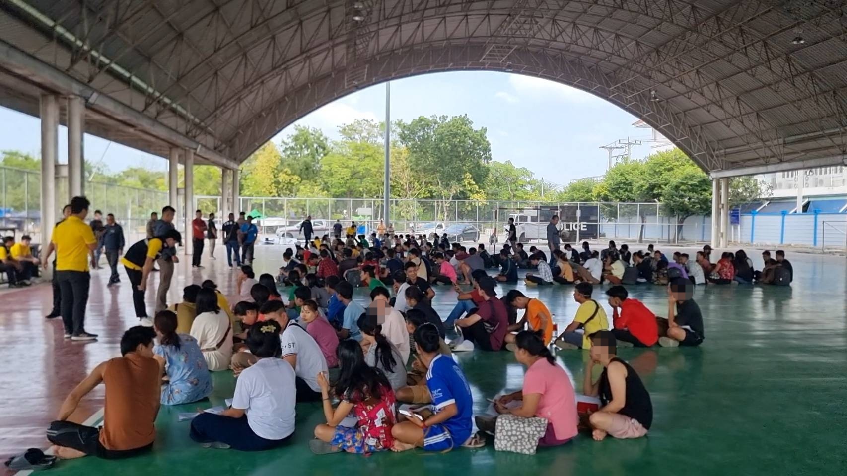 ราชบุรี หลายหน่วยงานบุกค้นแหล่งที่พักจับต่างด้าวลักลอบเข้าเมืองผิดกฎหมาย ได้กว่า 200 คน