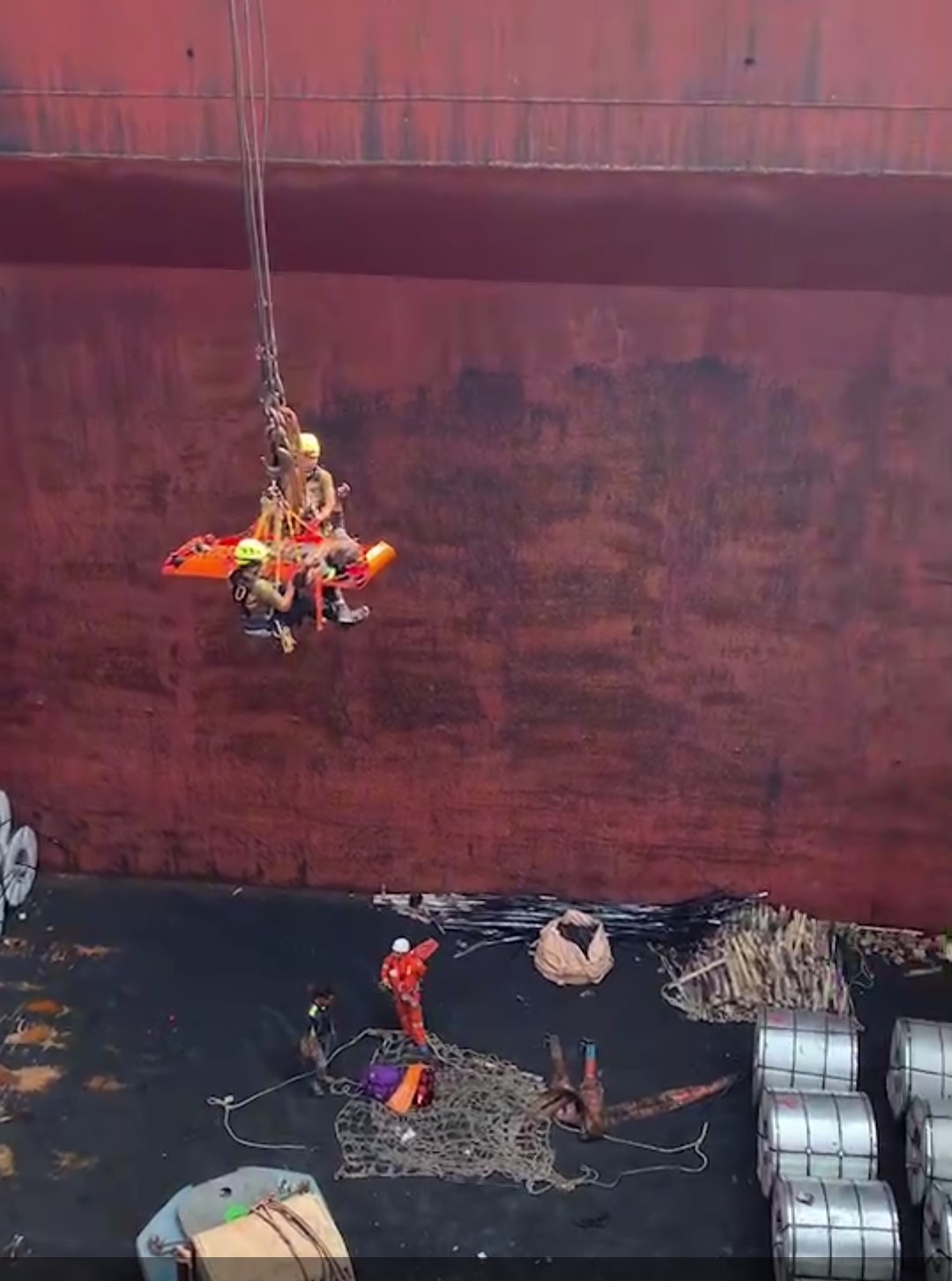 ร่วมกตัญญูโรยตัวลงใต้ท้องเรือ​ ช่วยคนงานถูกรถโฟล์คลิฟท์ชนสาหัส