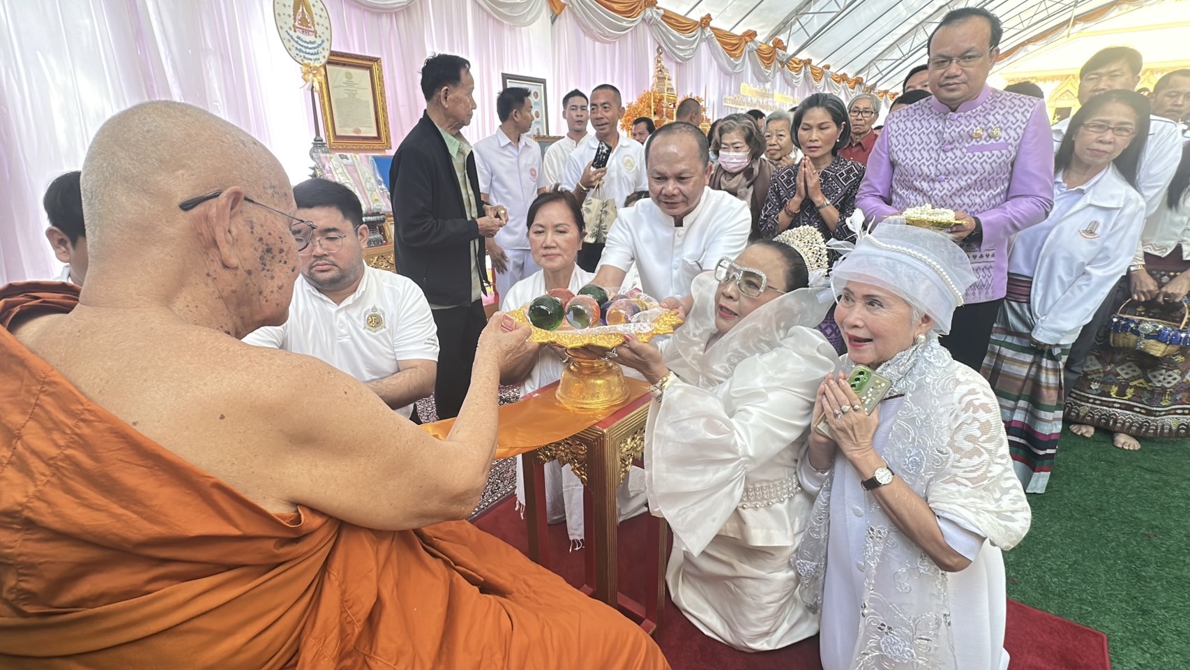 กาฬสินธุ์ ศรัทธาแน่นวัดเจริญอายุวัฒนมงคลเกจิดังเมืองน้ำดำ