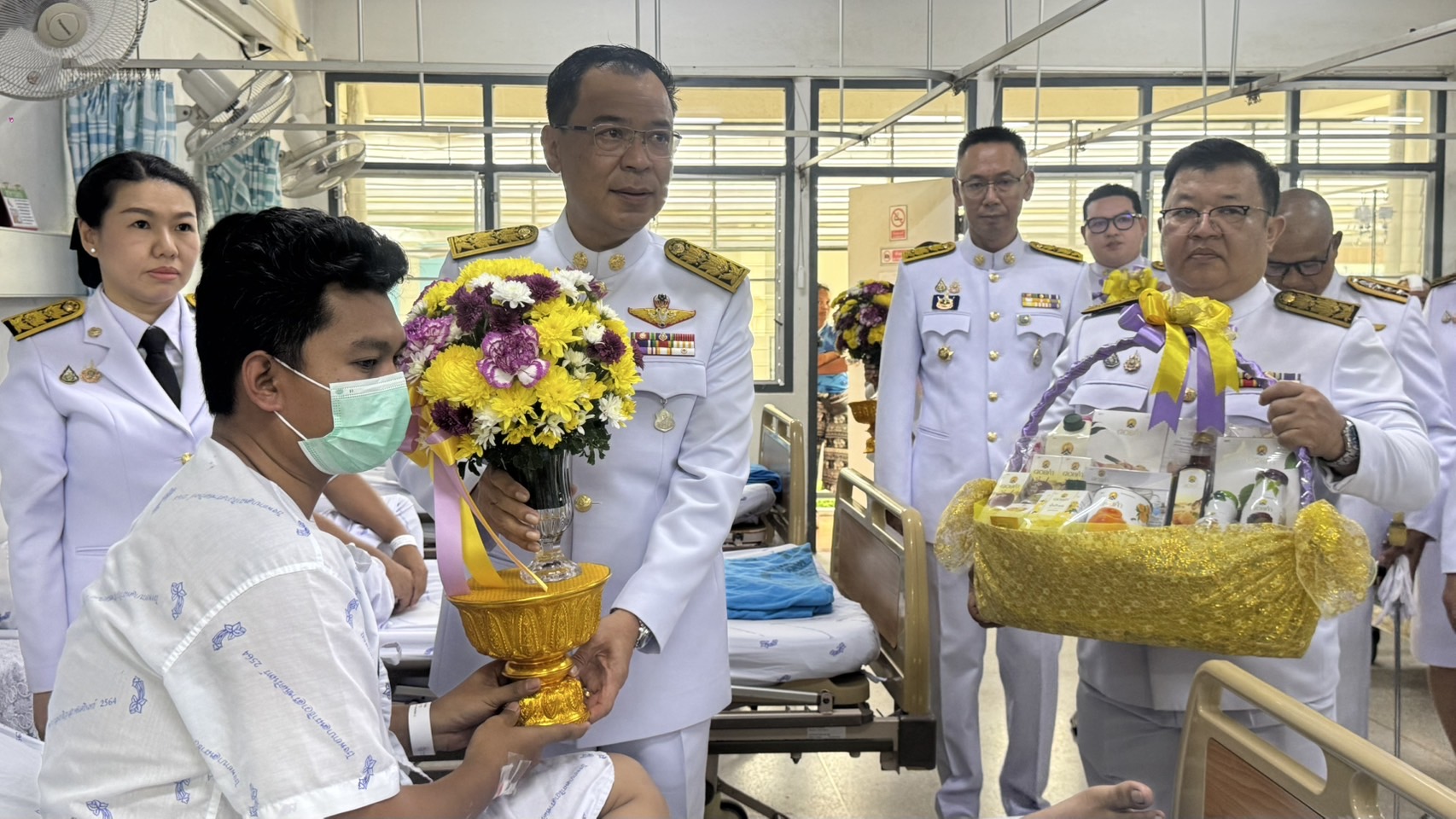 'ในหลวง'โปรดเกล้าฯรองผู้ว่าฯนราธิวาสเชิญดอกไม้และตะกร้าสิ่งของพระราชทานมอบจนท.ได้รับบาดเจ็บในอำเภอจะแนะ 
