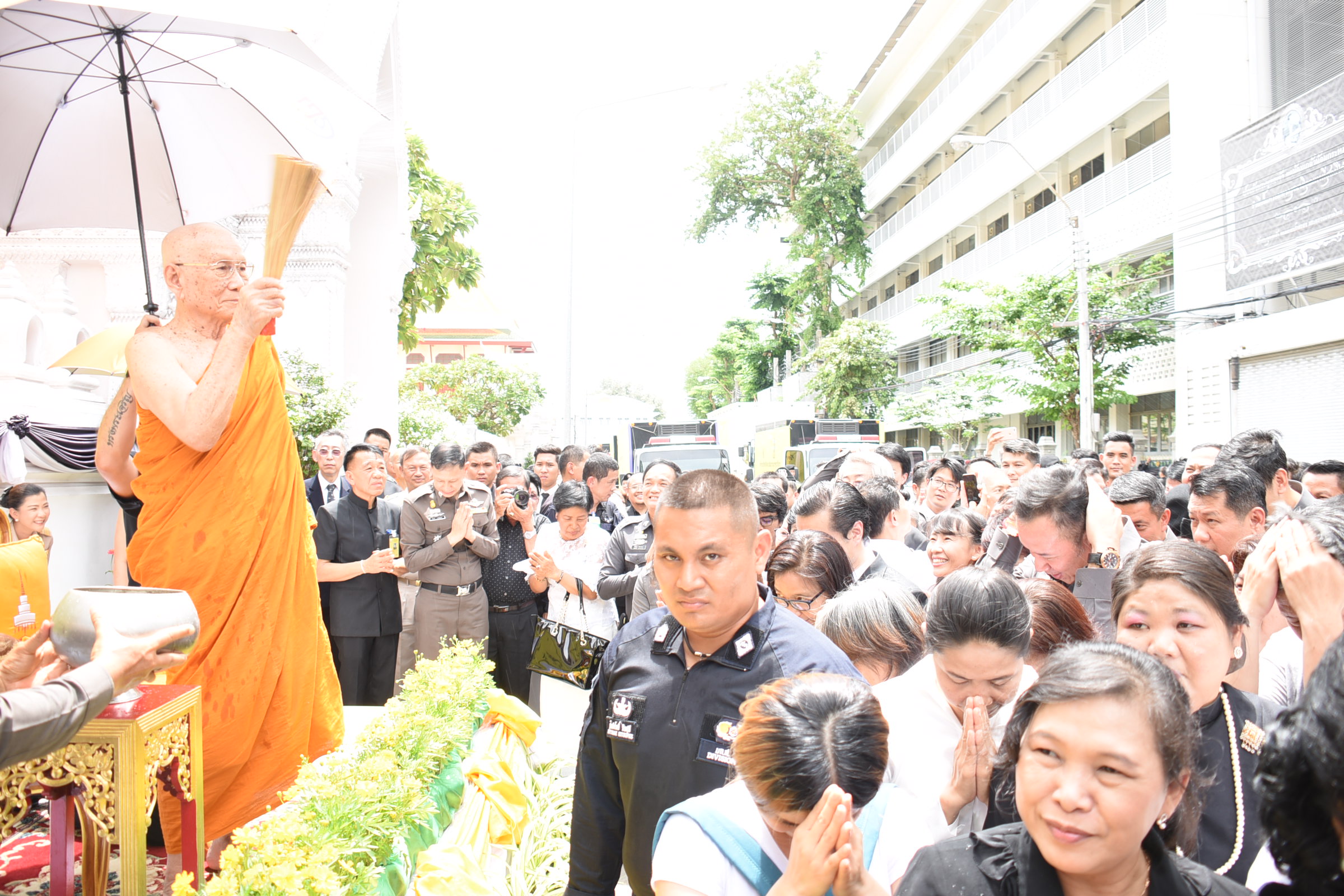 สันติบาลนำขบวนเครื่องอุปโภค บริโภค ช่วยน้ำท่วมอีสาน