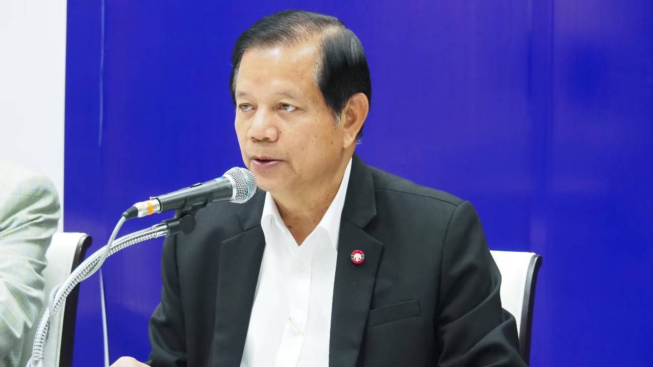 "ชวลิต"ซัดรบ.จัดลำดับปัญหาประเทศไม่ตรงจุด หลังตัดงบบัตรทองแทนซื้ออาวุธกองทัพ