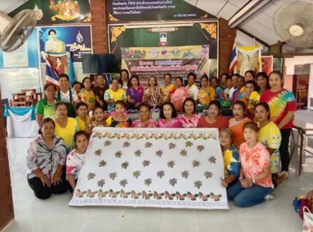 พม.ตรัง ติดตามโครงการอบรมต่อยอดการเพ้นท์บาติกเป็นลายอัตลักษณ์ชุมชน