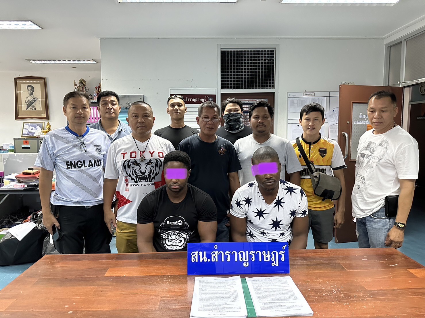 สืบสําราญราษฎร์ รวบ 2 หนุ่มไลบีเรีย หลอกขายทองปลอม สุดท้ายไม่ได้ทอง แถมโดนสับเปลี่ยนเงินสดกว่า 1 ล้าน