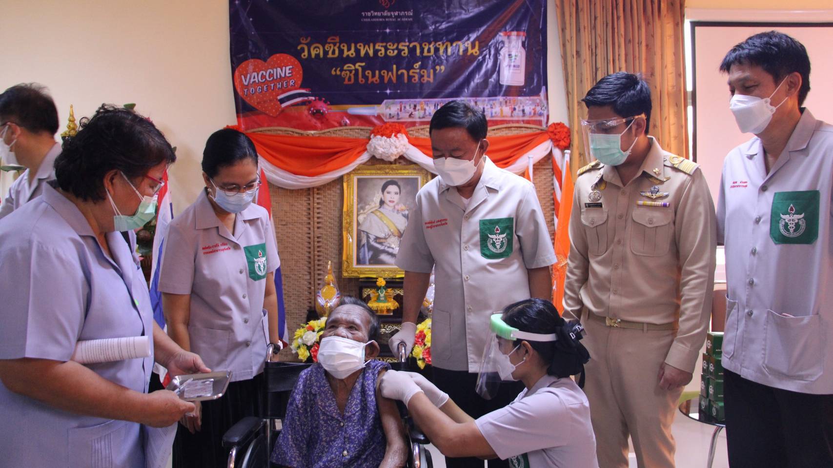รพ.บ้านคา นำวัคซีนพระราชทานไปฉีดให้คุณยายอายุ 111 ปี 6 แผ่นดิน