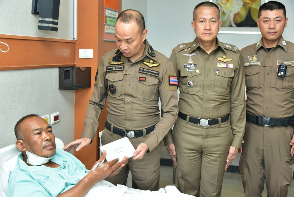 "รองจเรตำรวจฯ" รุดเยี่ยม รอง สว.จราจร สน.พระราชวัง ได้รับบาดเจ็บ ขณะเข้าจับกุม "ต่างชาติคลั่ง" 