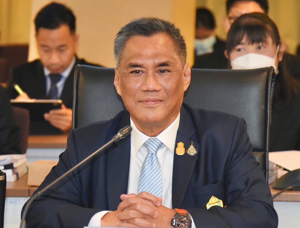 “ปธ.กกต.” เผยที่ประชุมยังไม่มีมติส่ง “ศาลรธน.” ปม “พิธา” ถือหุ้นสื่อ ถกต่อพรุ่งนี้!