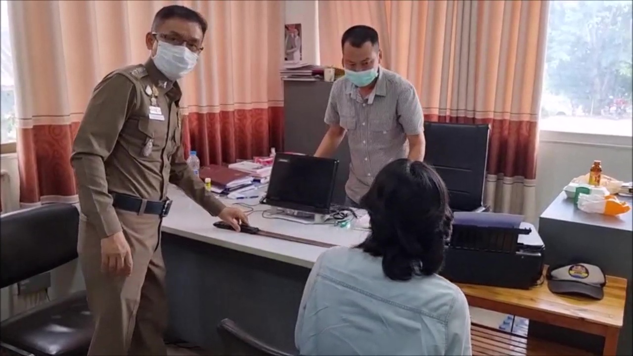 โจ๋อุดรสุมหัวต้มน้ำท่อมหน้าโรงเรียนเกิดคึกขวางถนนฟันมือพลทหารกลับมาเยี่ยมบ้านขาด