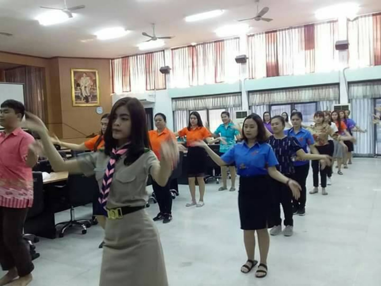 อบจ.ยโสธร ซ้อมใหญ่ นางรำร่วมขบวน ประเพณีแห่มาลัยข้าวตอกอำเภอมหาชนะชัย