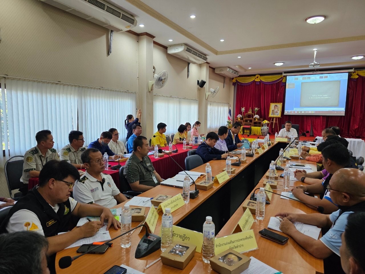 ผู้อำนวยการส่วนโครงการพระราชดำริและกิจการพิเศษร่วมประชุมและลงพื้นที่ตรวจสอบโครงการเขื่อนตลิ่งพังในเขตจังหวัดลำปาง