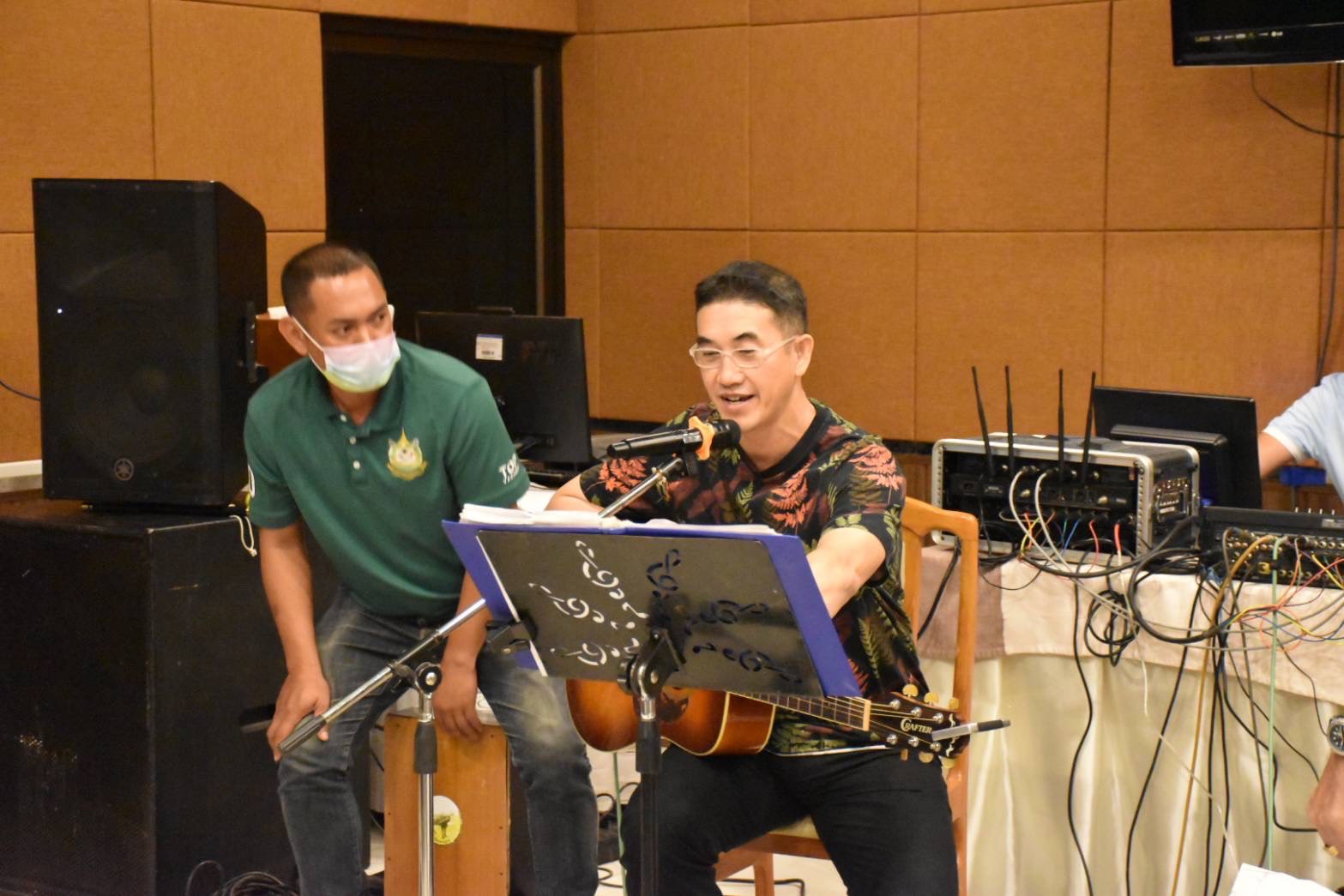   ใช้เสียงเพลงเป็นกำลังใจ !! อธิบดีกรมอุทยานฯเล่นกีต้าร์ร้องเพลงให้กำลังใจหน.อุทยานพิทักษ์ป่าและเสือไฟเครียด! ระดมดับไฟป่า 