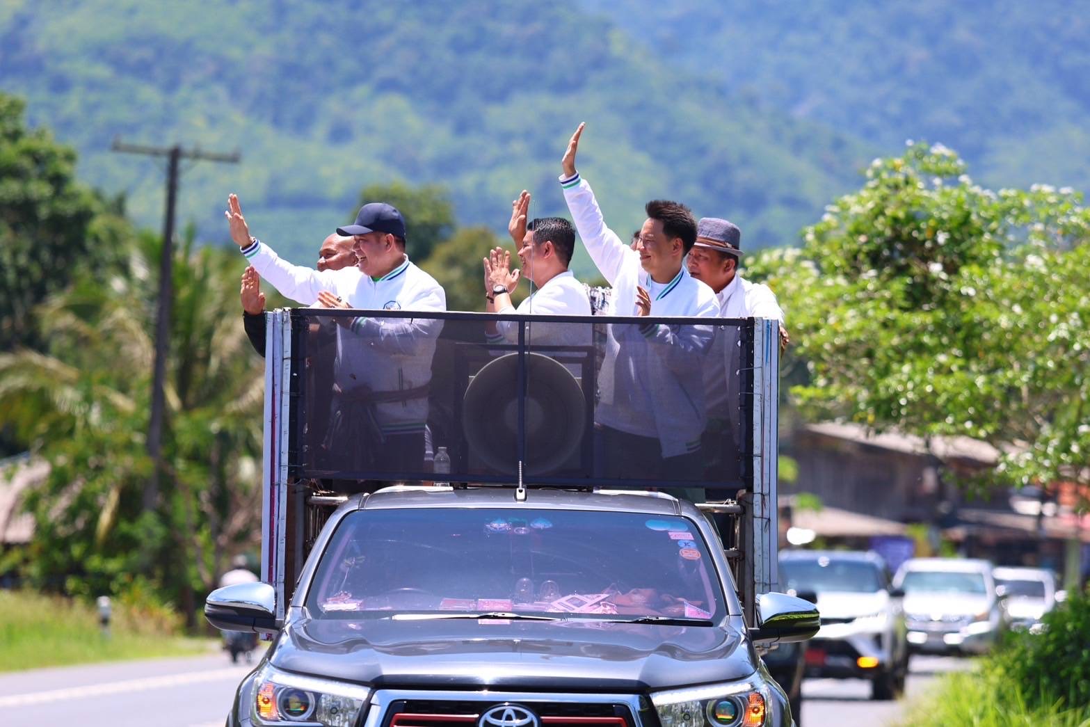 “ธรรมนัส” ขึ้นรถแห่หาเสียงช่วย “บิ๊กโอ” ผู้สมัคร สส. กล้าธรรม โค้งสุดท้ายเลือกตั้งซ่อมนครศรีฯ