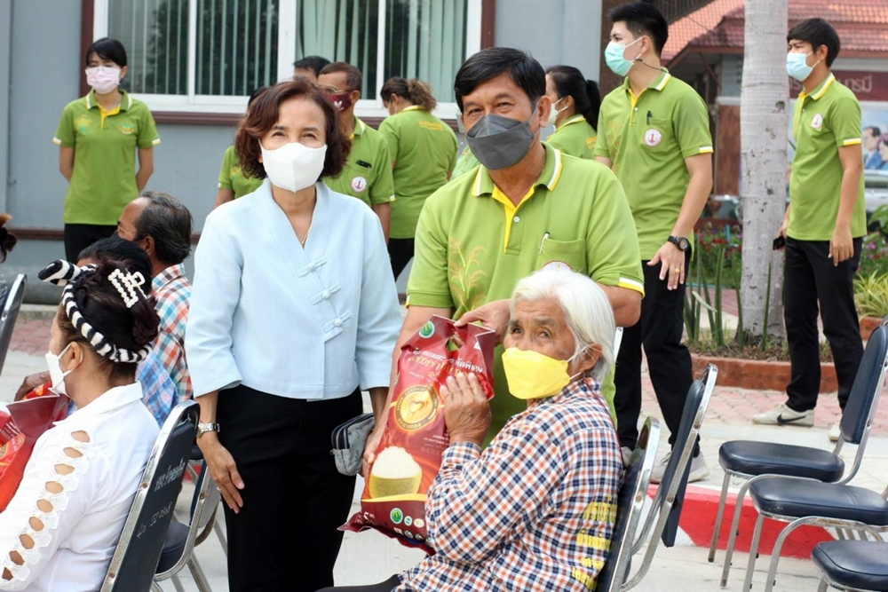 อำเภอโพธิ์ทอง เปิดศูนย์ช่วยเหลือสังคมเทศบาลตำบลรำมะสัก มอบข้าวสารกลุ่มเปราะบาง 