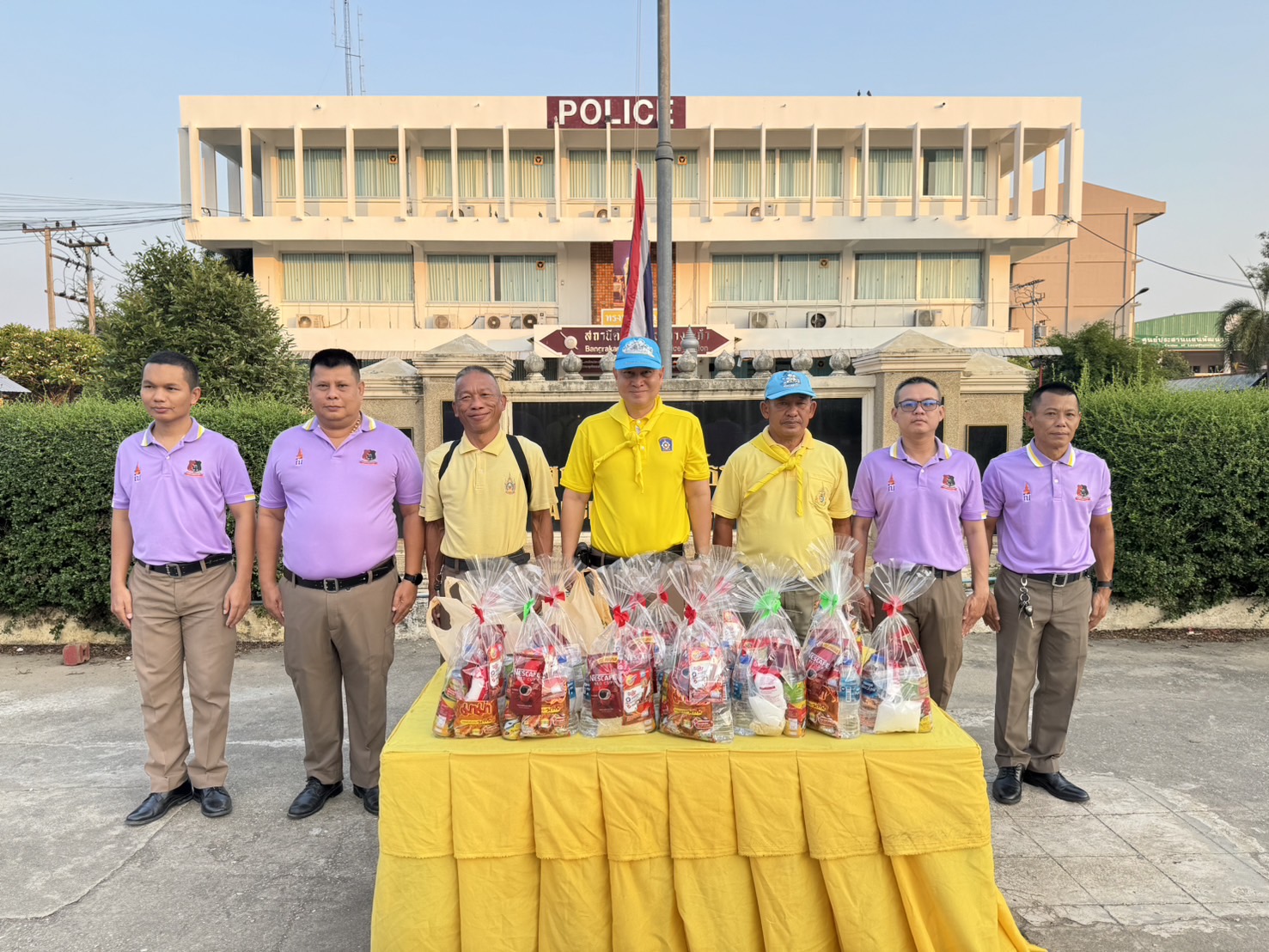 ผกก.สภ.บางระกำ นำตำรวจในสังกัด ร่วมทำบุญตักบาตรโครงการบรรพชาสามเณรฤดูร้อนเฉลิมพระเกียรติ