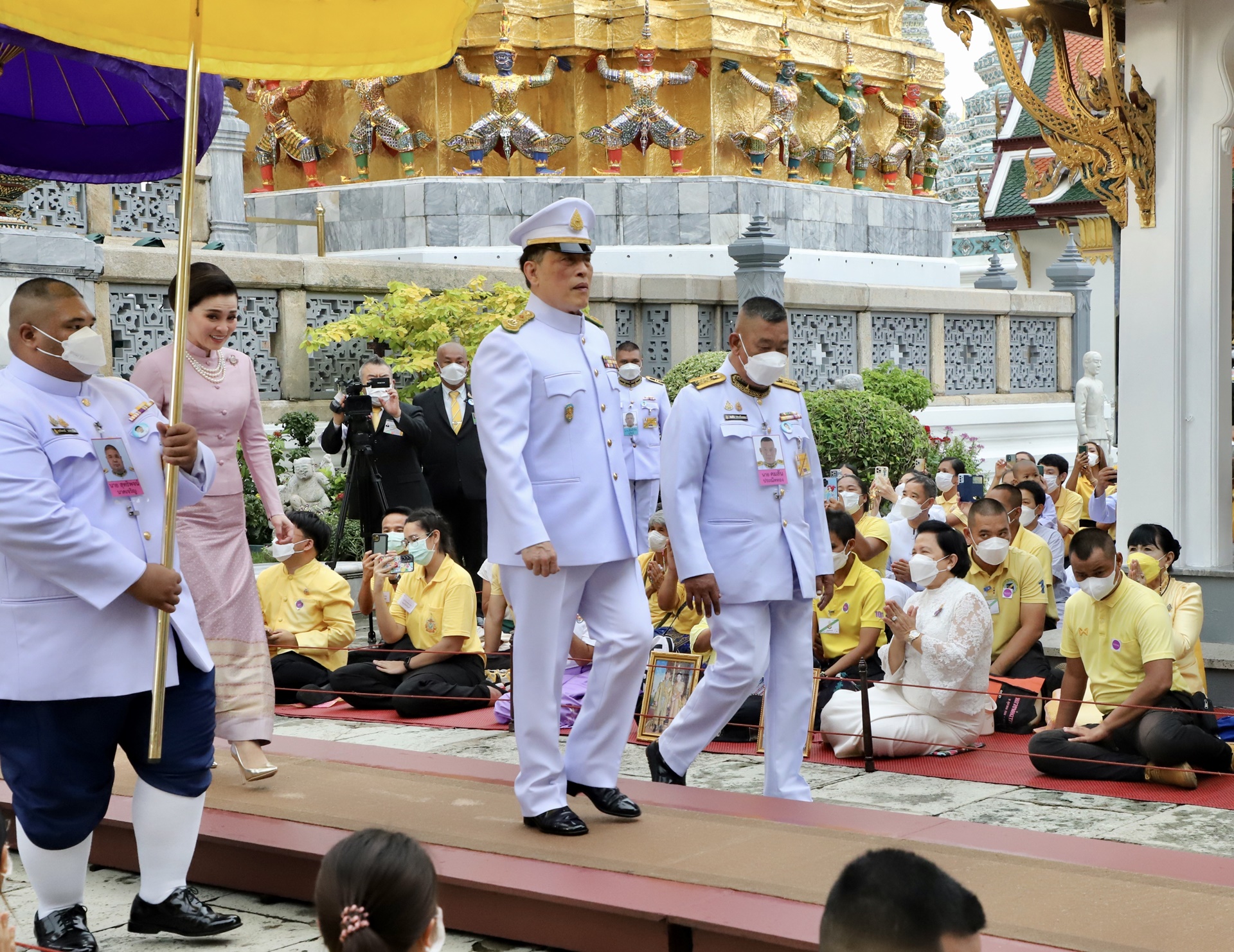 "ในหลวง-พระราชินี" เสด็จพระราชพิธีทรงบำเพ็ญพระราชกุศล เนื่องในวันอาสาฬหบูชา ณ พระอุโบสถวัดพระศรีรัตนศาสดาราม พระบรมมหาราชวัง