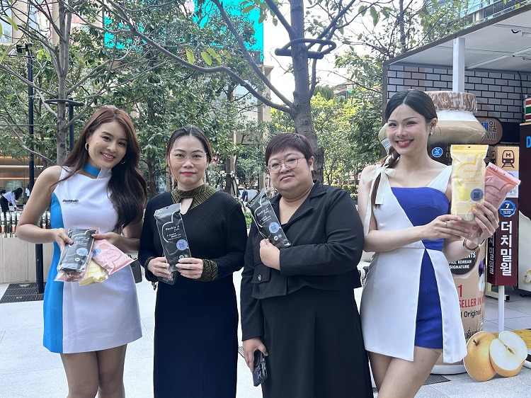 ดั๊บเบิ้ล เอ บุกใจกลางกรุง แจกหน้ากาก Double A Care ดูแลป้องกันฝุ่น PM2.5