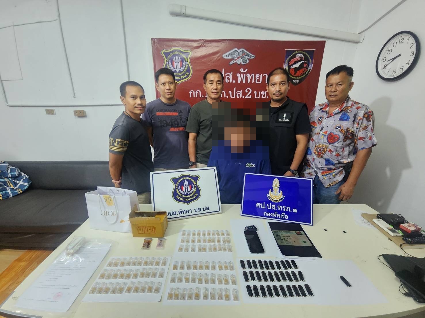บุกจับชาวสิงค์โปรพร้อมหัวพอตบุหรี่ไฟฟ้าผสมยาเสพติดย่านบางบ่อ