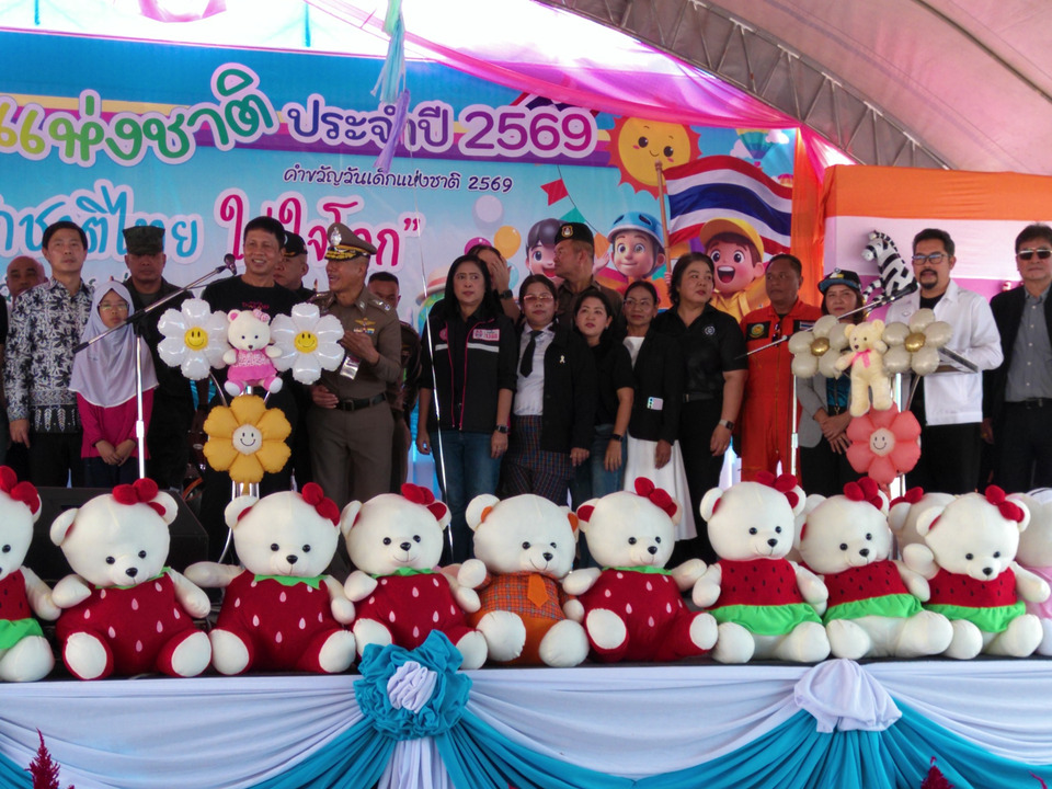 นายกฯ โป่งธนาวิทย์ จัดหนักวันเด็ก 2569 ชาวนราฯ ปลื้มพาลูกหลานร่วมงานคึกคัก ภายใต้คำขวัญรักชาติไทย ใส่ใจโลก