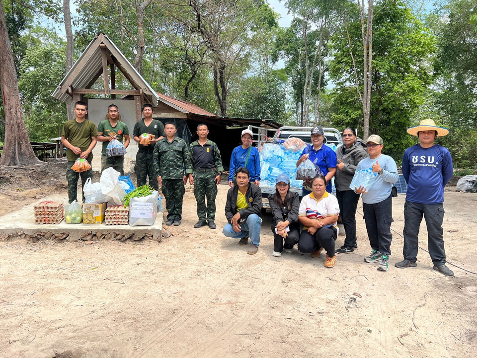 จิตอาสาชาวบ้านนำสิ่งของเครื่องอุปโภค-บริโภค น้ำดื่มมอบให้ทหารชายแดนเขาพระวิหาร