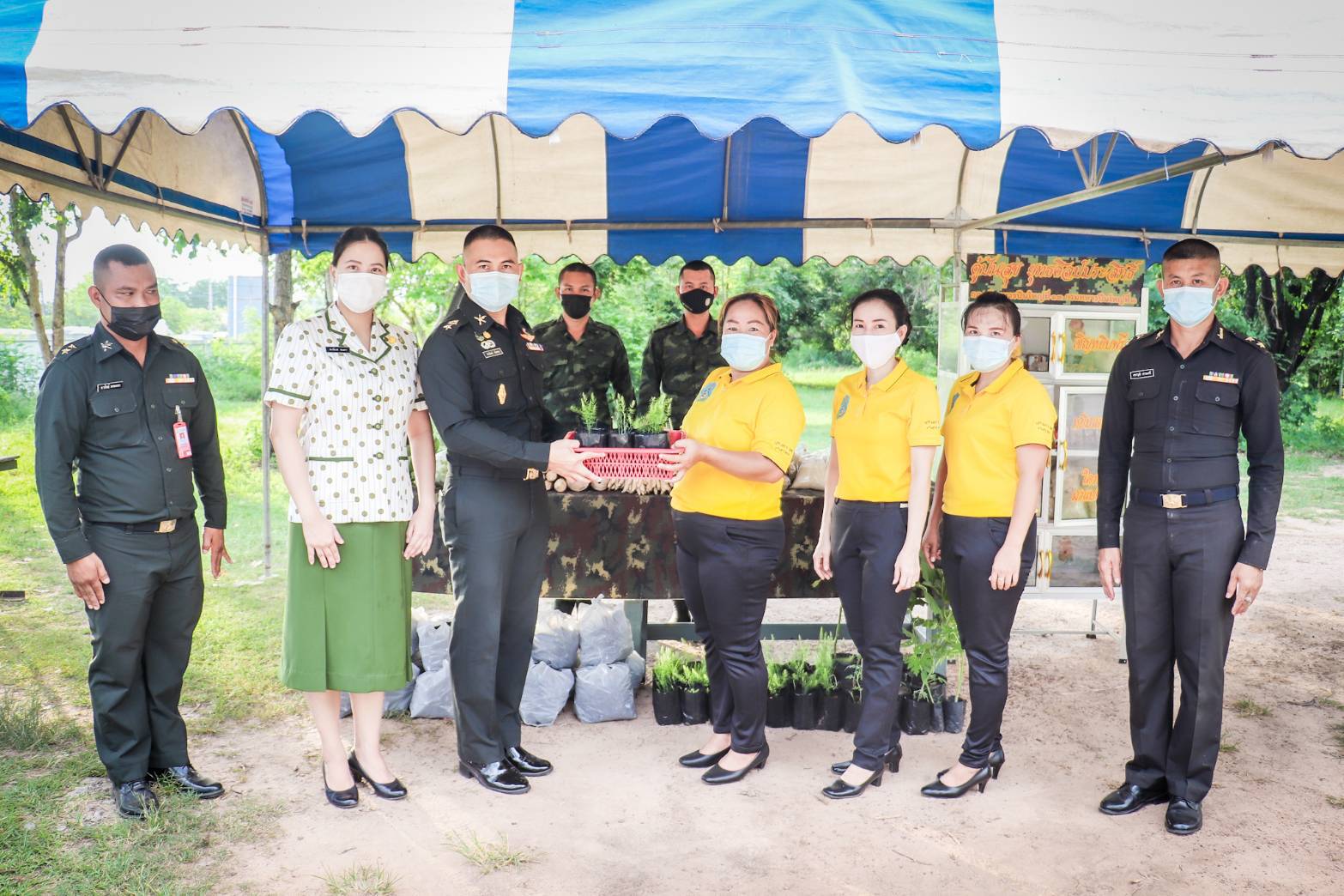 ทหารปืนใหญ่ จ.อุดรธานี จัดทำ “ตู้ปันสุข ยุทธศิลป์ประสิทธิ์ สู้โควิด-19”