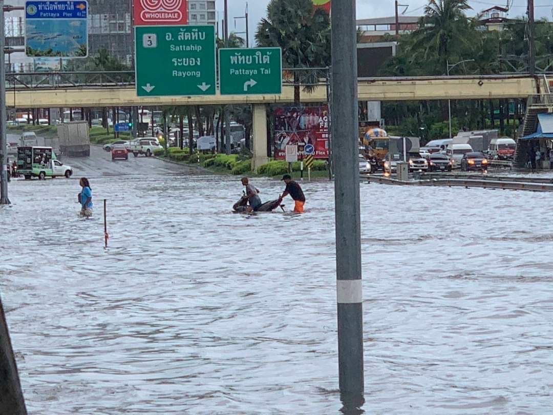 ฝนกระหน่ำพัทยาทำน้ำท่วมถนนทรุดตัวจนท.เร่งแก้ไข
