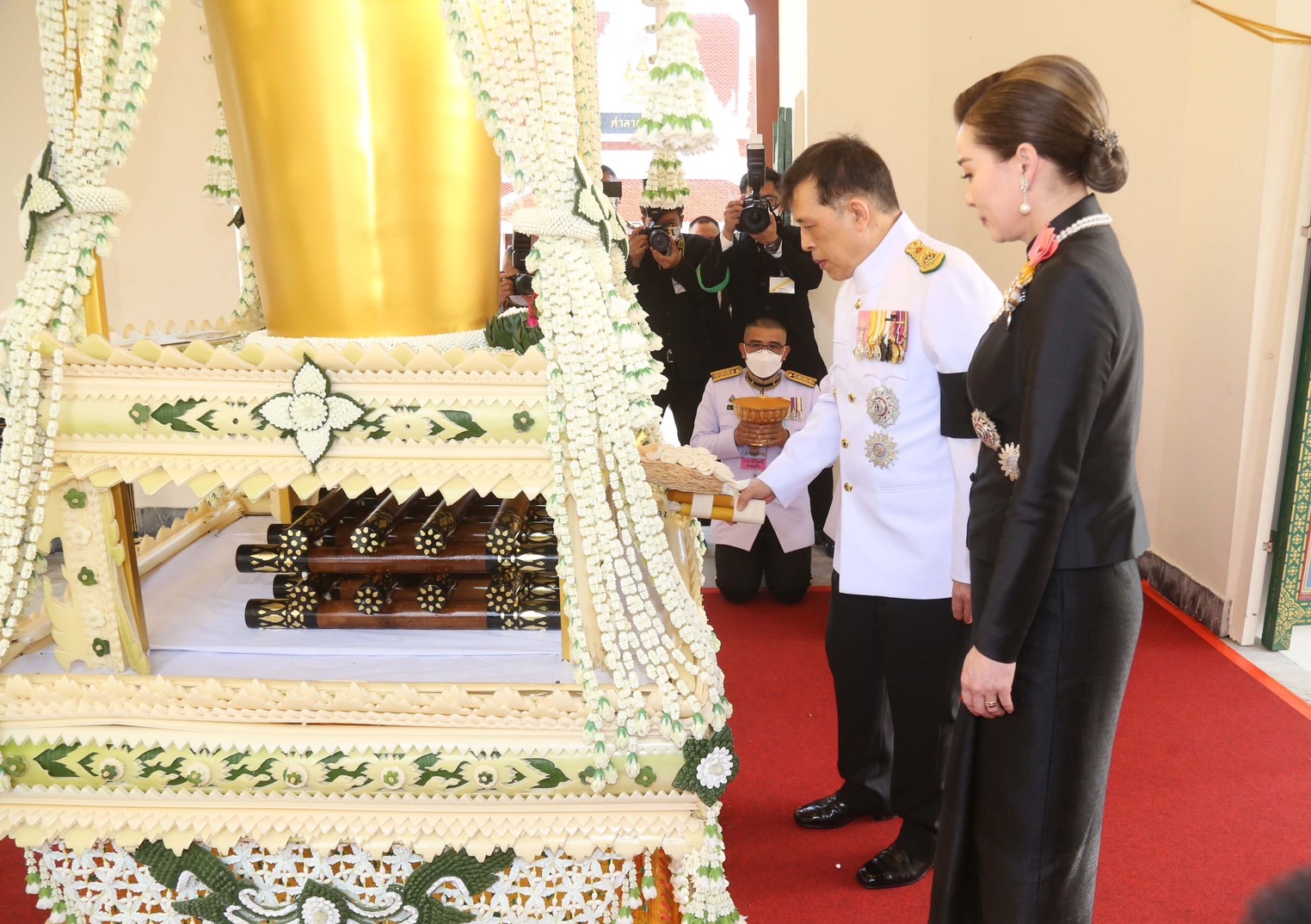 "ในหลวง-พระราชินี" เสด็จฯ ไปพระราชทานเพลิงศพ พลเรือเอก หม่อมเจ้าปุสาณ สวัสดิวัตน์