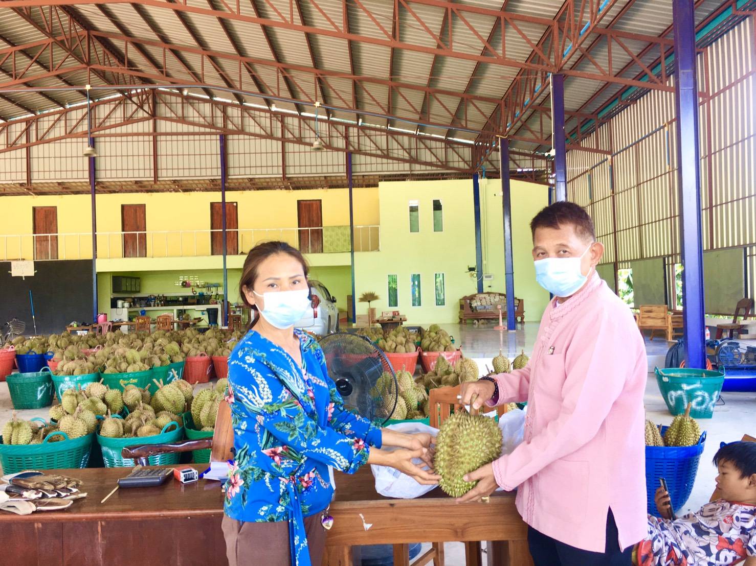 นายอำเภอลับแล  คุมเข้มมาตรการการเฝ้าระวังและควบคุมโรงคัดบรรจุผลไม้ป้องกันโควิด
