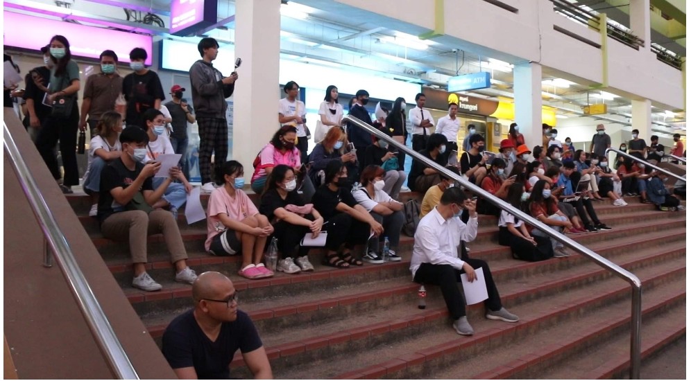 คณะราษฎรขอนแก่นลุกฮือจัดแฟลชม็อบประณามตำรวจใช้ความรุนแรงสลายการ​ชุมนุม​ พร้อมประกาศยกระดับการชุมนุมตอบโต้สันติวิธี