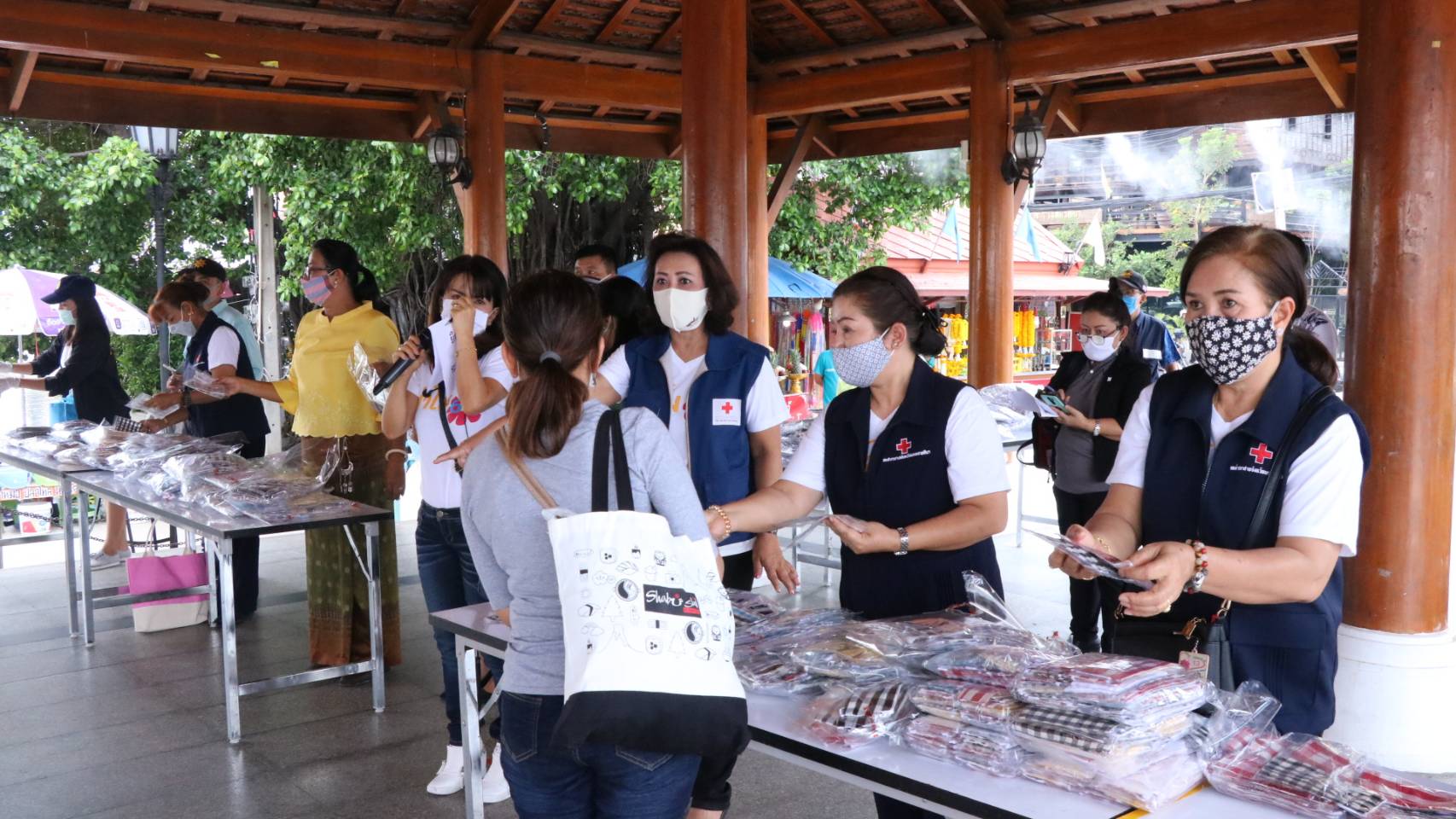 ชาวโคราช นับพันคนแห่รอรับแจกหน้ากากผ้าอนามัยฟรี