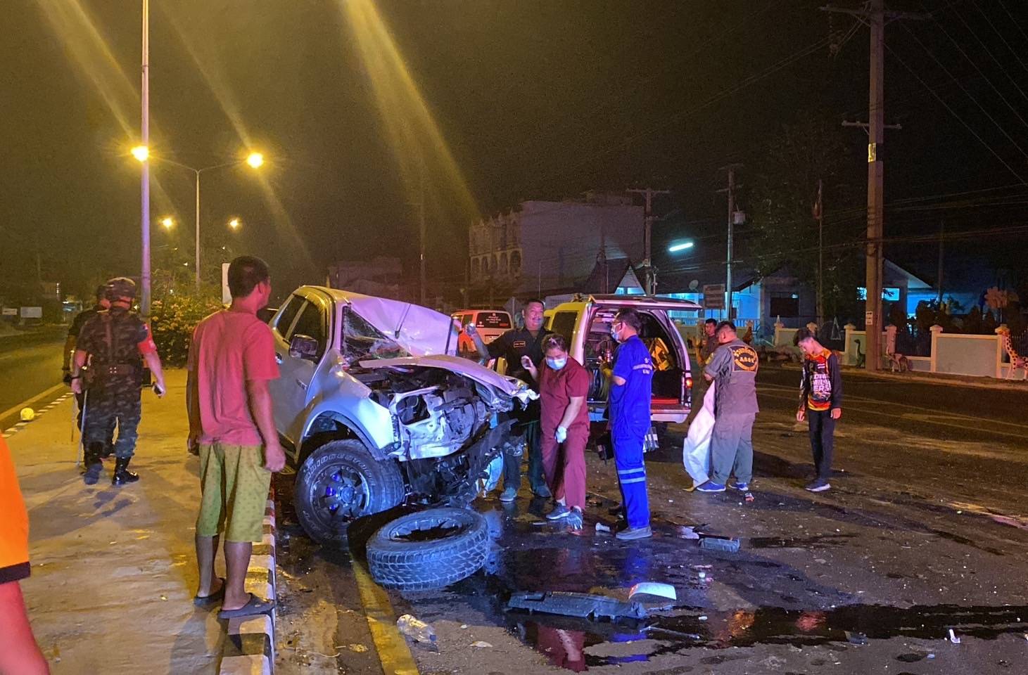 กระบะชนท้ายรถบรรทุกพ่วงจุดยูเทิร์นในเมืองลพบุรีดับคาที่ 