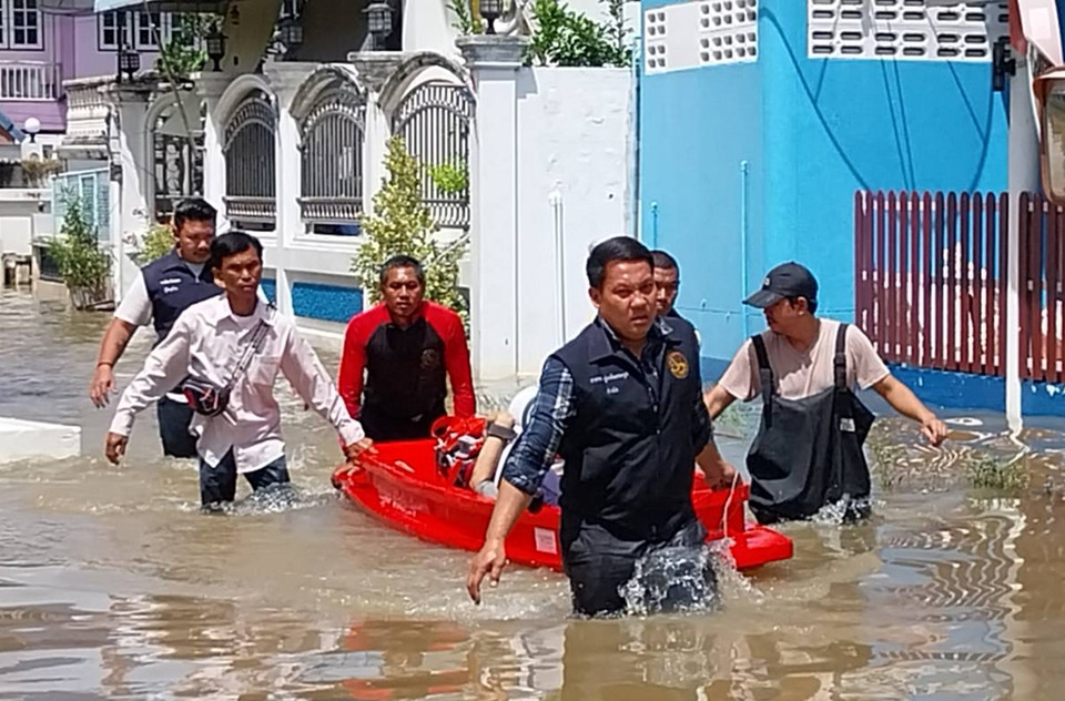 รอดหวุดหวิด!! กำนันคลองควาย ลุยน้ำท่วมทำ CPR ช่วยหนุ่มใหญ่ป่วยพาร์กินสันหมดสติ ส่ง รพ.