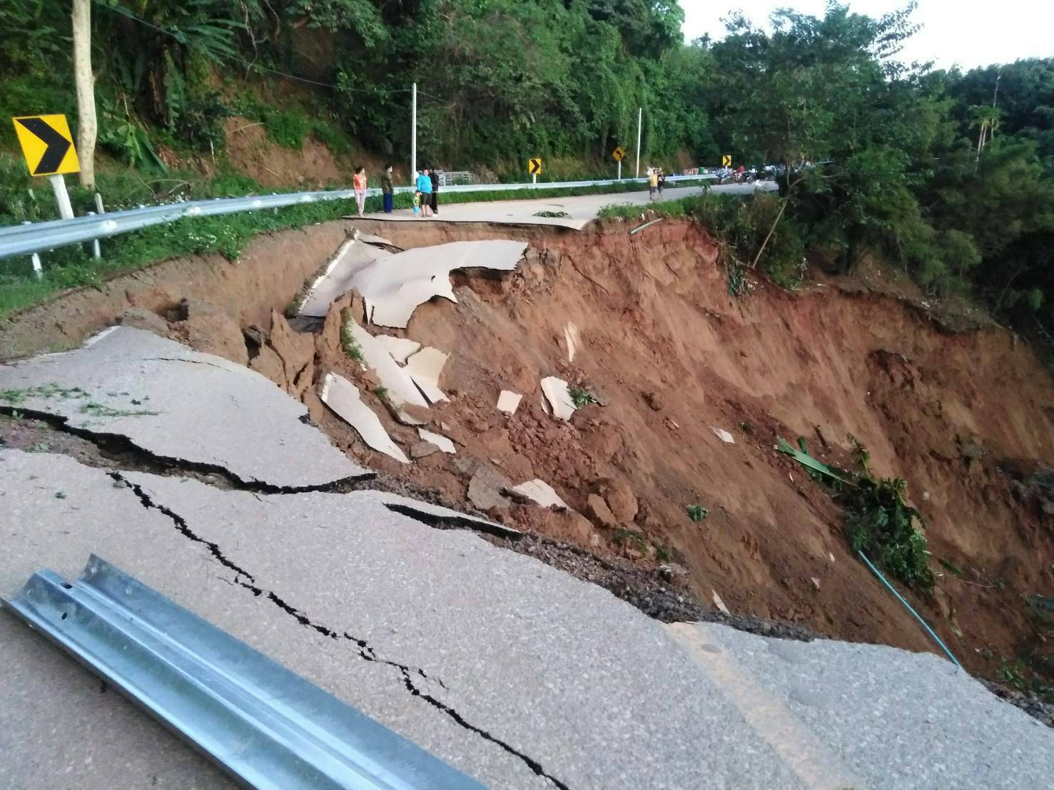 ตากฝนตกหนัก ทางหลวงหมายเลฃ 1175 ตอน ห้วยส้มป่อย – เจดีย์ยุทธหัตถี กม.55+300  พังเสียหายคันทางทรุดตัว