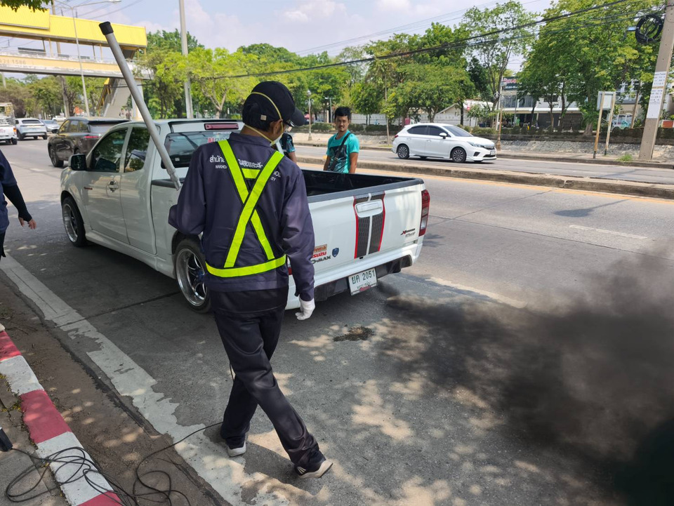 โคราชเอาจริง! ปูพรมจับรถควันดำหน้าวัดพลับ ไม่ถึงชั่วโมงโดนสั่ง "ห้ามใช้" อื้อ แฉสถิติไอเสียรถต้นเหตุฝุ่น PM 2.5 กว่า 50%