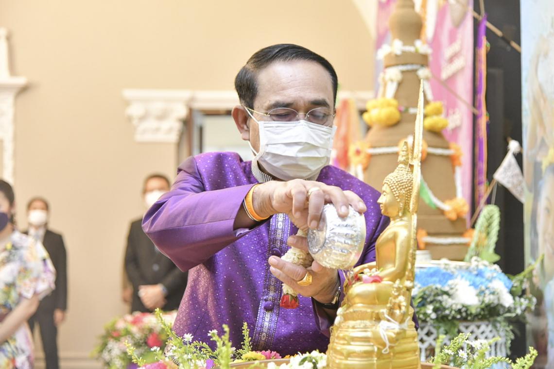 “บิ๊กตู่” อวยพรสงกรานต์ ขอชาวไทยมีความสุข-มีกำลังใจ-สติปัญญาเข้มแข็ง ย้ำขอให้เป็นเทศกาลปลอดภัยจากโควิด-19