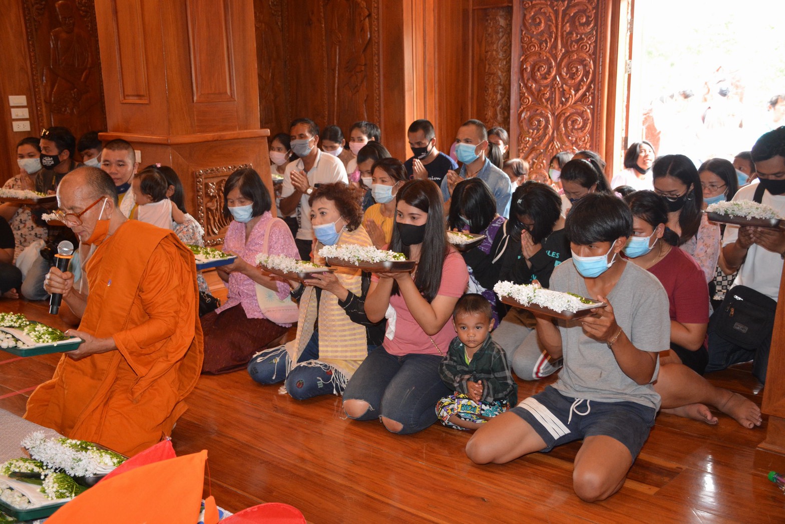 วันหยุดยาวที่ศรีสะเกษ หลวงพ่อพุฒกราบขอพรหลวงปู่สรวงถวายในหลวง เนื่องในวันเฉลิมพระชนมพรรษาพระบาทสมเด็จพระเจ้าอยู่หัวฯ 