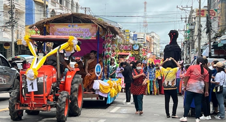 ม่วนคักขบวนผีสุ่ม ออกอาละวาดสร้างความสนุกสนานสืบสานประเพณีหนึ่งเดียวในโลก