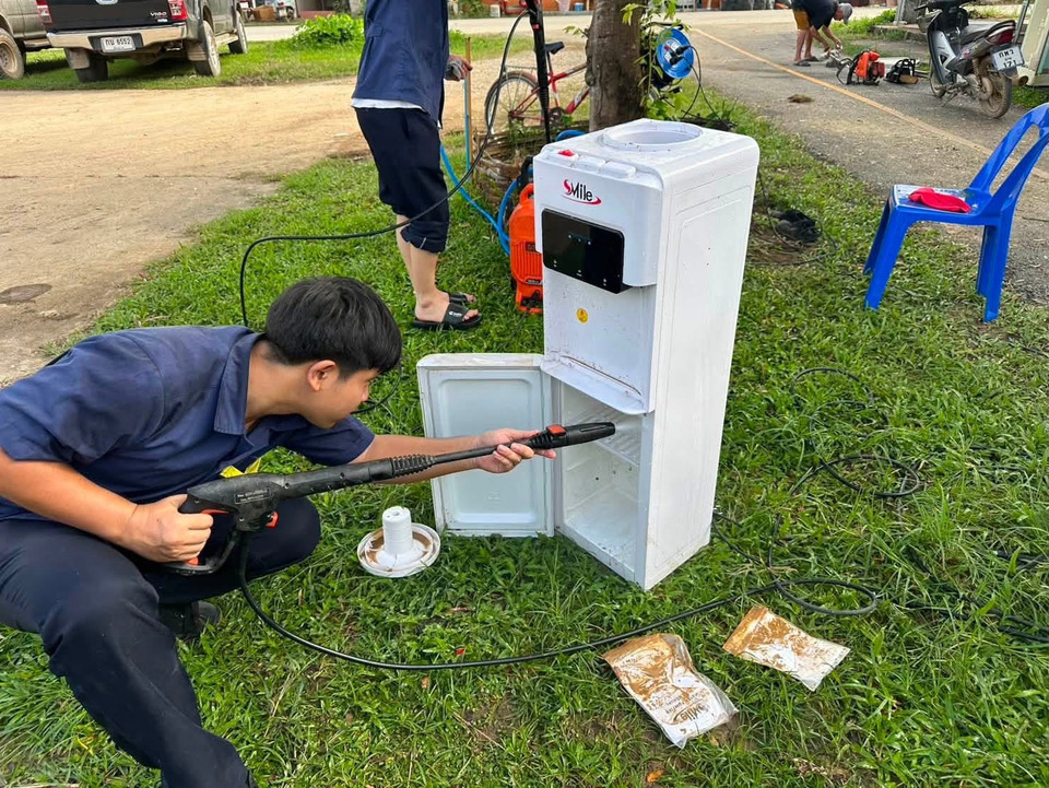 เราไม่ทิ้งกัน เชียงราย-น่าน อาชีวะเชียงรายรวมพลัง 72 คน ลุยปัว ซ่อมรถ–เครื่องใช้ไฟฟ้าจมน้ำ ช่วยชาวบ้านหลังน้ำท่วม