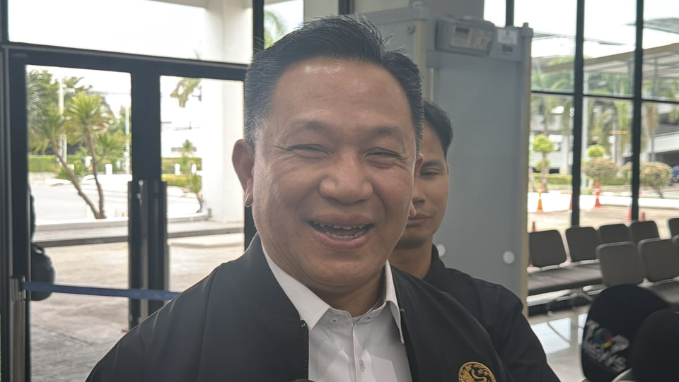 “ผู้ว่าฯเซมเบ้“ เข้าห้องรับรองบน. 6 โผสวมกอด ก่อนนายกฯ บอก มาอยู่กับพี่ 