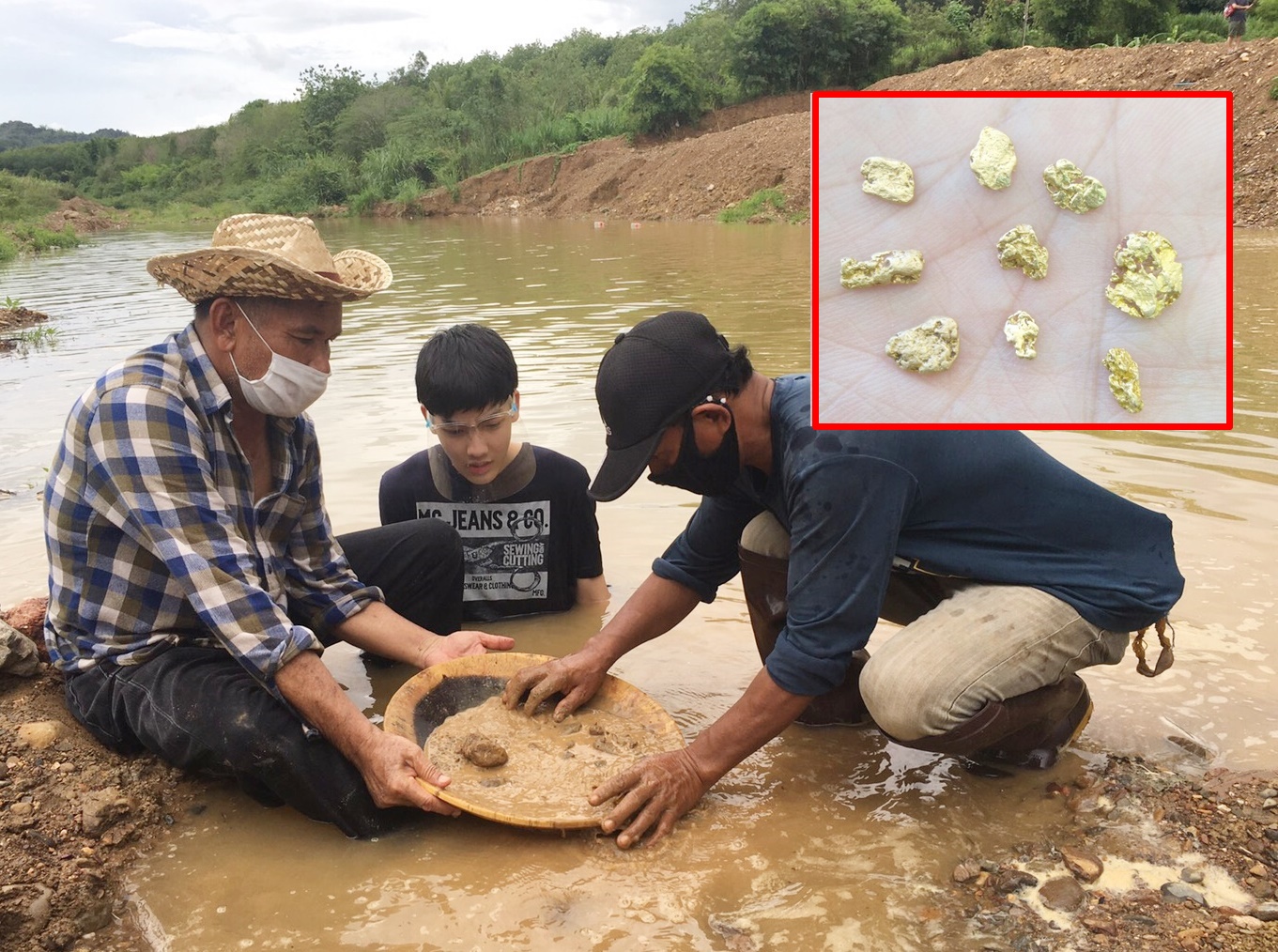 นักท่องเที่ยวแห่เสี่ยงโชคร่อนทองบางสะพาน หลังรัฐผ่อนมาตรการเฟส3