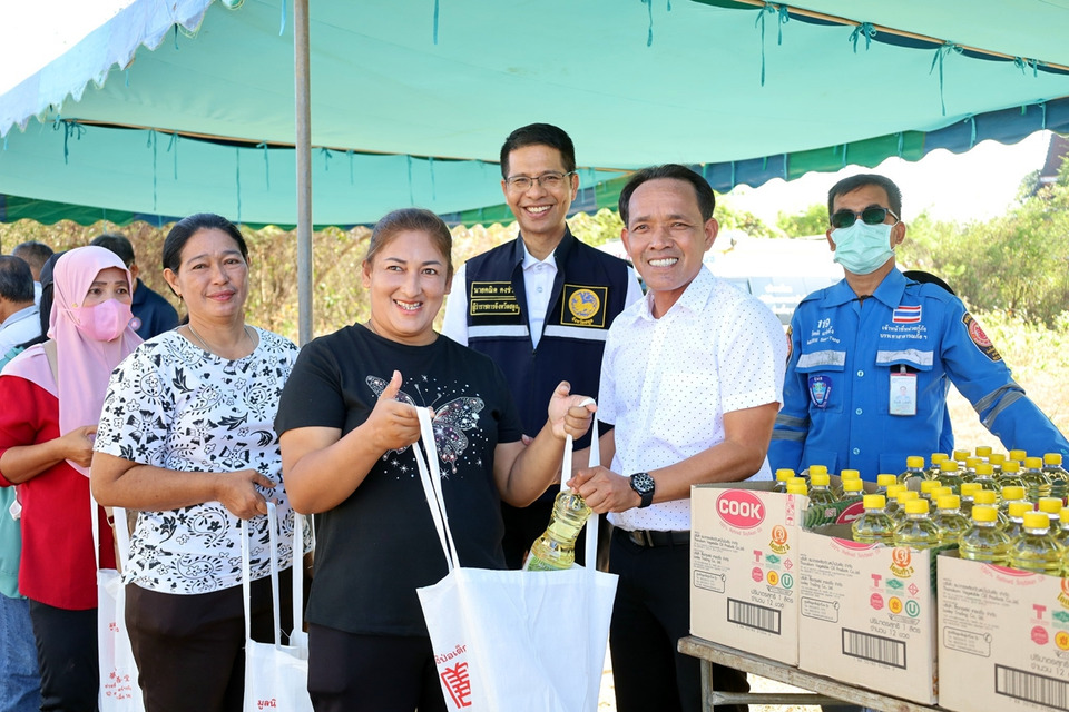 ผู้ว่าฯ สตูล มอบถุงยังชีพ 800 ชุด ช่วยผู้ประสบอุทกภัย ฟื้นฟูหลังน้ำลด