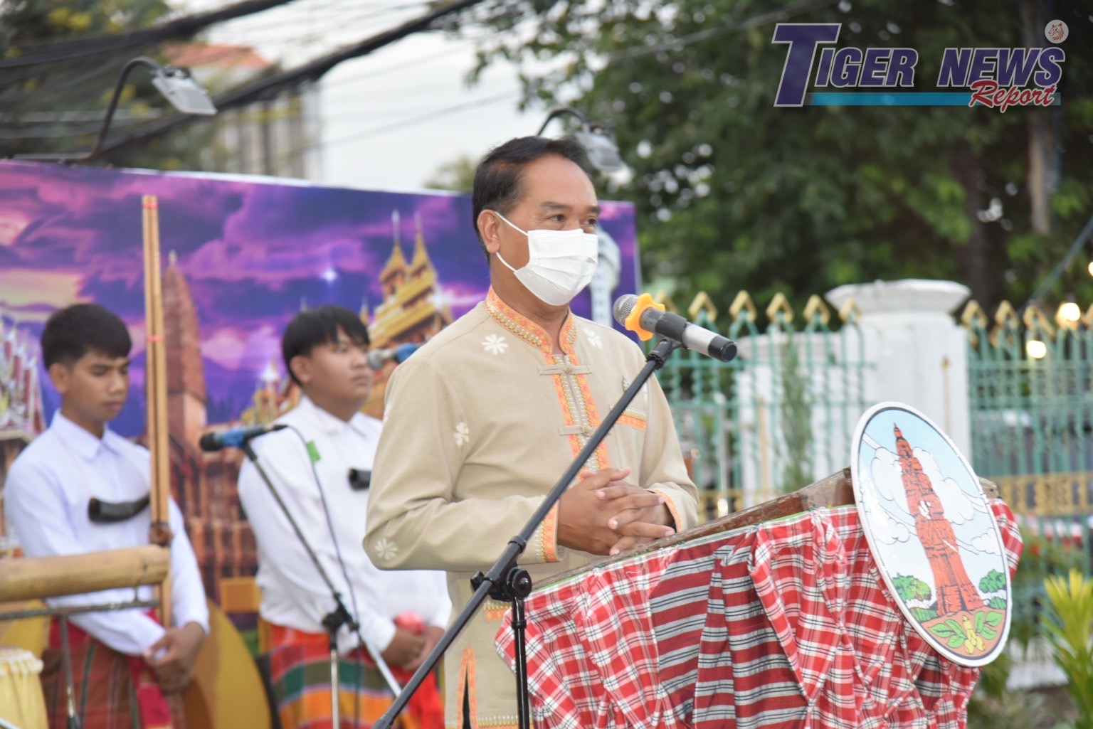 พ่อเมืองศรีสะเกษเปิดลานออดหลอดซอดศรีษะเกษ  ช่วย OTOP กระตุ้นเศรษฐกิจชุมชน 3 ครั้ง ขายได้ กว่า 3 ล้าน