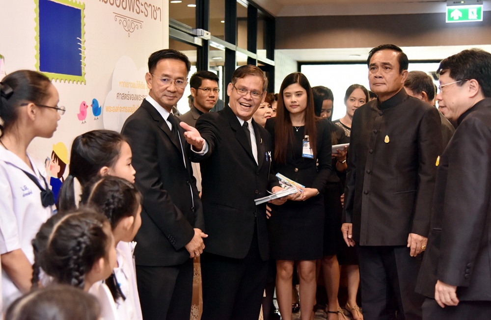รองนายกฯ นำคณะเข้าพบ พล.อ.ประยุทธ์ เพื่อจัดแสดงนิทรรศการหนังสือเดินทางตามรอยพระราชา