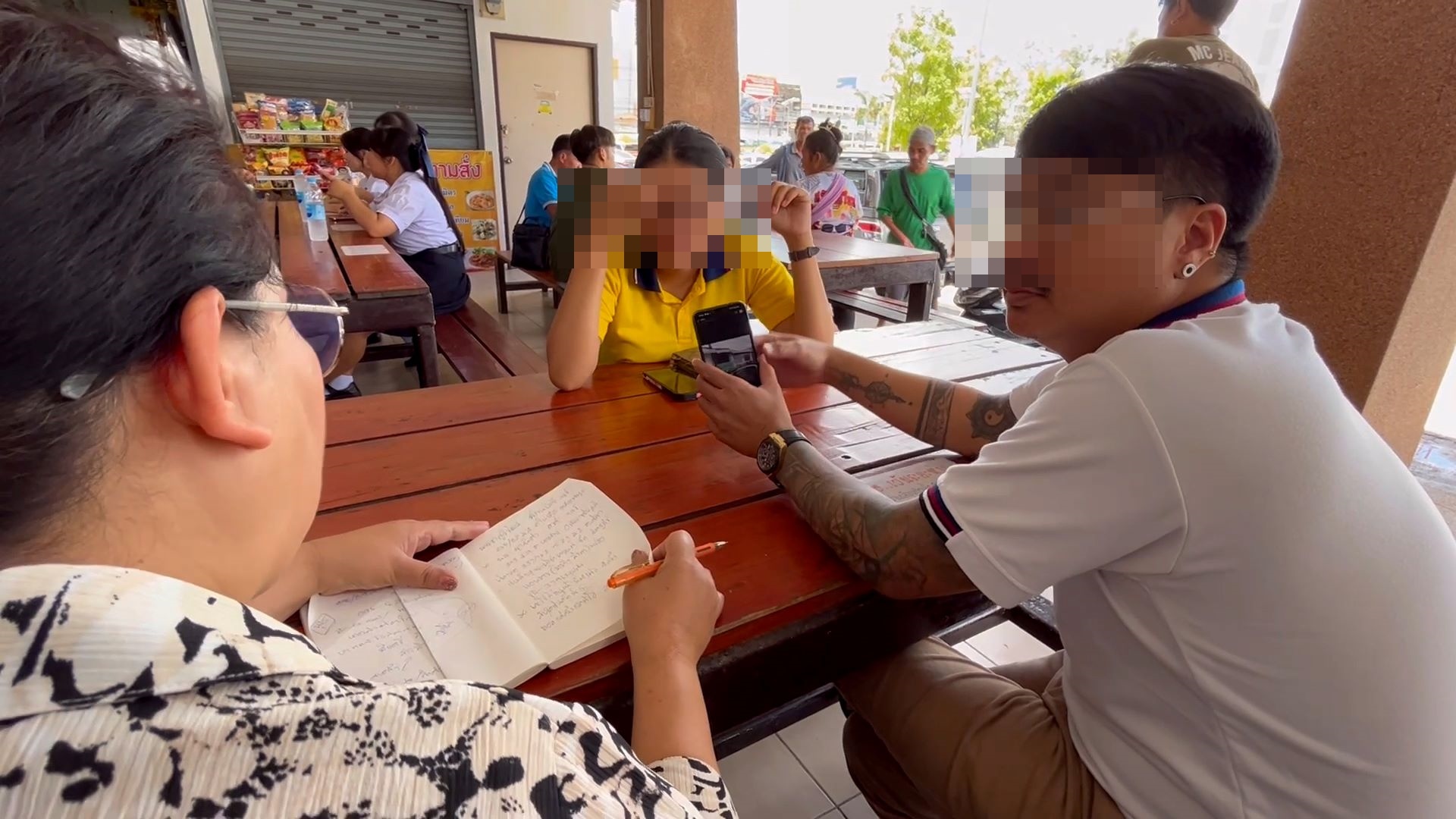 เจ้าหน้าที่ไฟแนนซ์ทวงรถยนต์คืนกลับถูกเจ้าของบ้านถือมีดดาบออกมาขู่ไล่โร่เข้าแจ้งความดำเนินคดีให้ถึงที่สุด