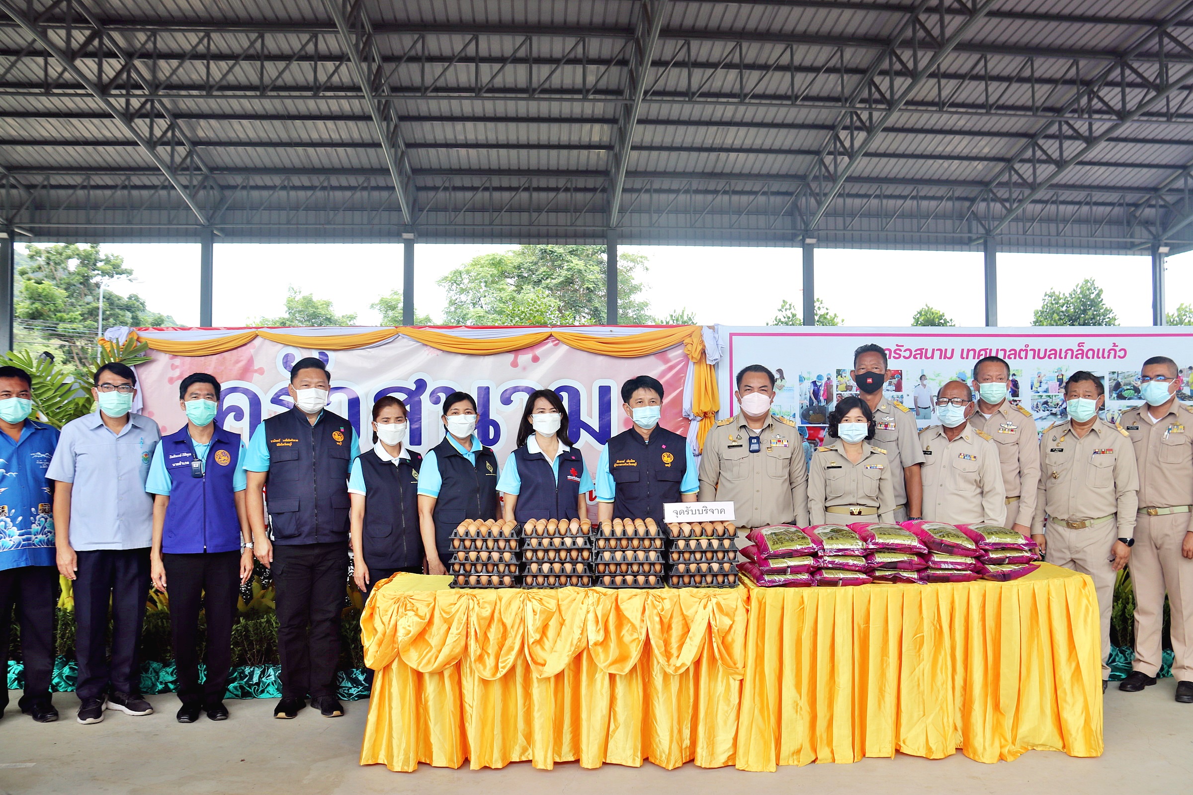ผู้ว่าฯชลบุรี ลงพื้นที่เยี่ยมครัวสนามและศูนย์พักคอย ทต.เกล็ดแก้ว  พร้อมมอบเครื่องอุปโภคให้ประชาชน 