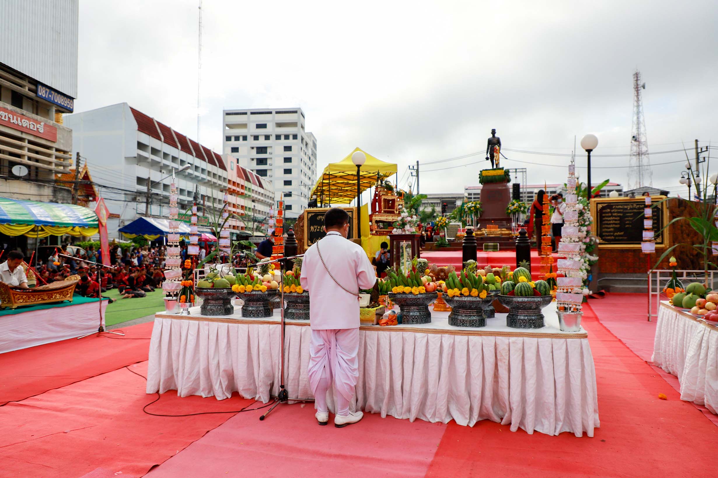 กาฬสินธุ์สวมชุดผู้ไทห่มสไบแพรวารำบวงสรวงพระยาชัยสุนทรเจ้าเมืองคนแรก