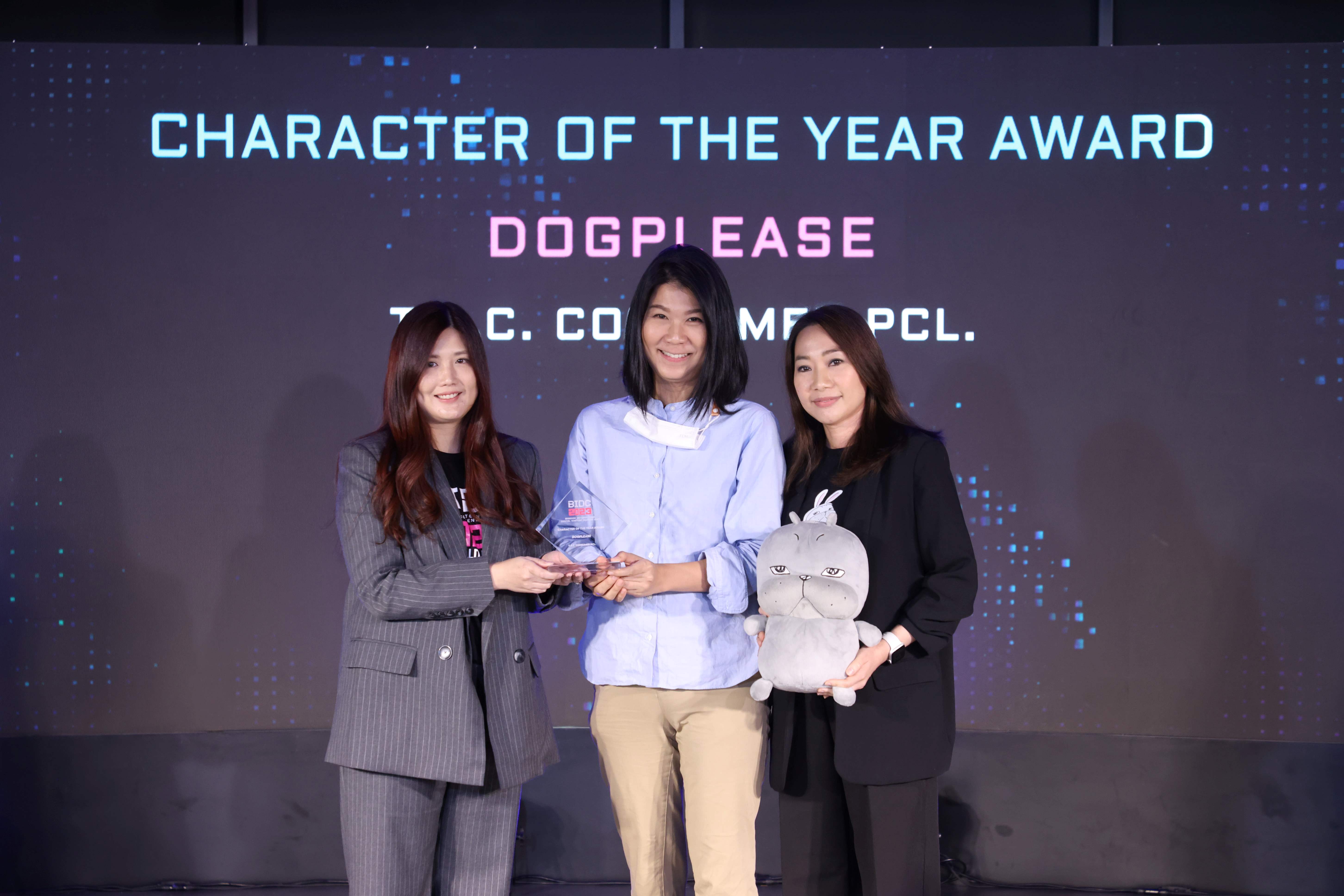 TACC ร่วมกับคาแรคเตอร์หมาจ๋า รับรางวัล Character of the Year Award 