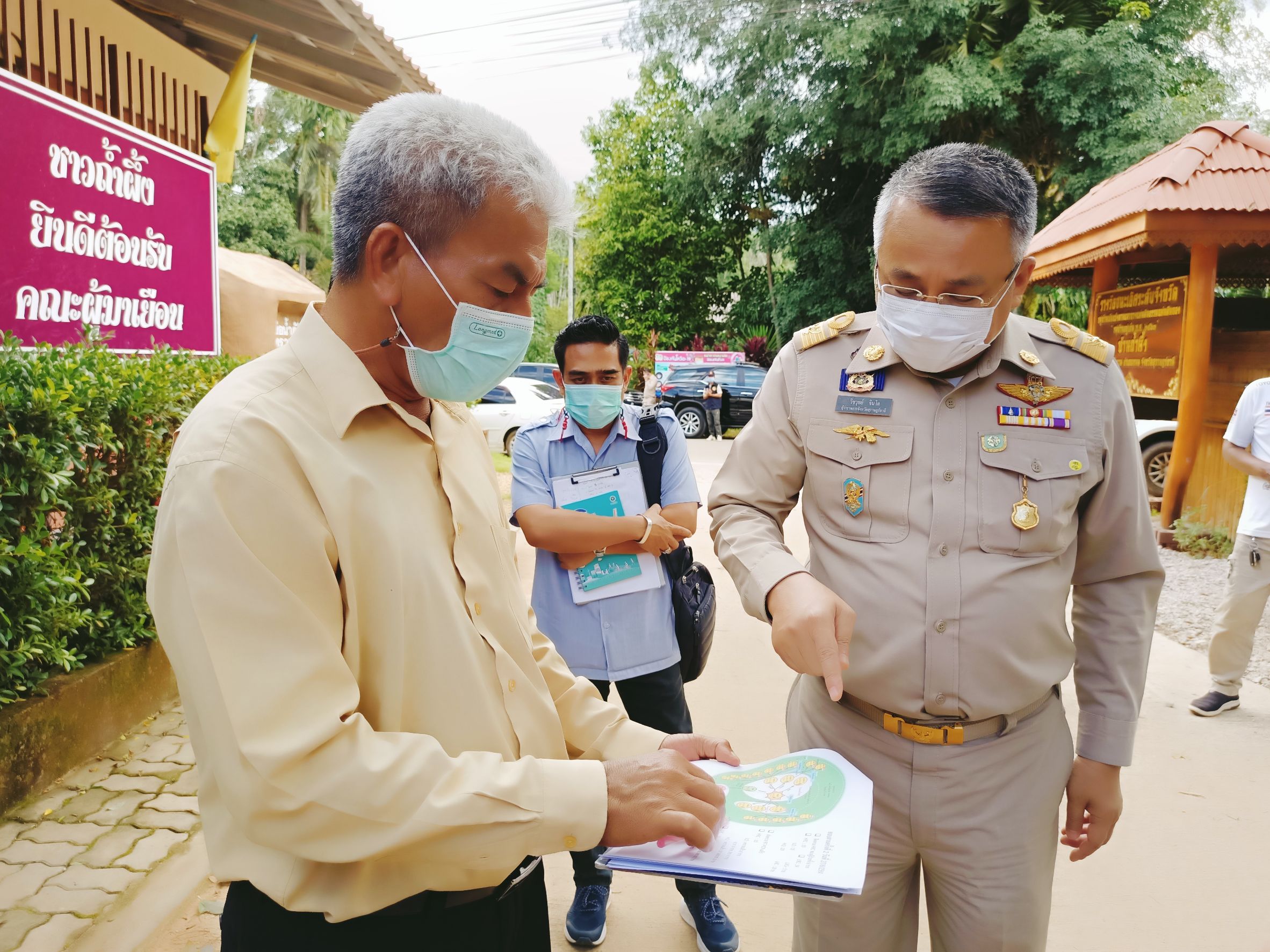 ผู้ว่าฯสุราษฎร์ รุดลงพื้นที่ อ.พนม เร่งตรวจเชิงรุก พบผู้ติดเชื้อโควิด 21 ราย 