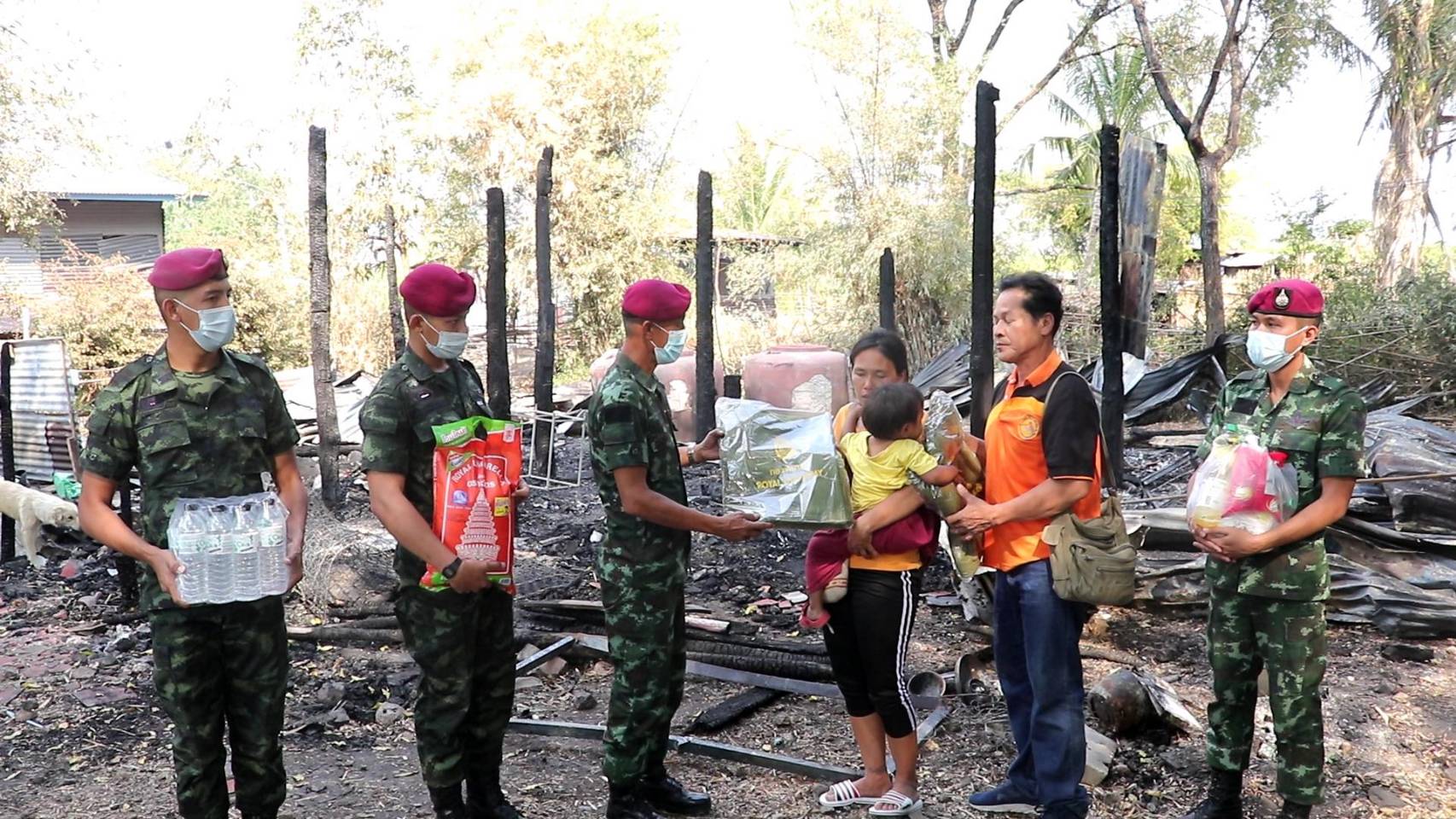   ศูนย์บรรเทาสาธารณภัย หน่วยบัญชาการสงครามพิเศษ ช่วยเหลือครอบครัวผู้ประสบอัคคีภัย