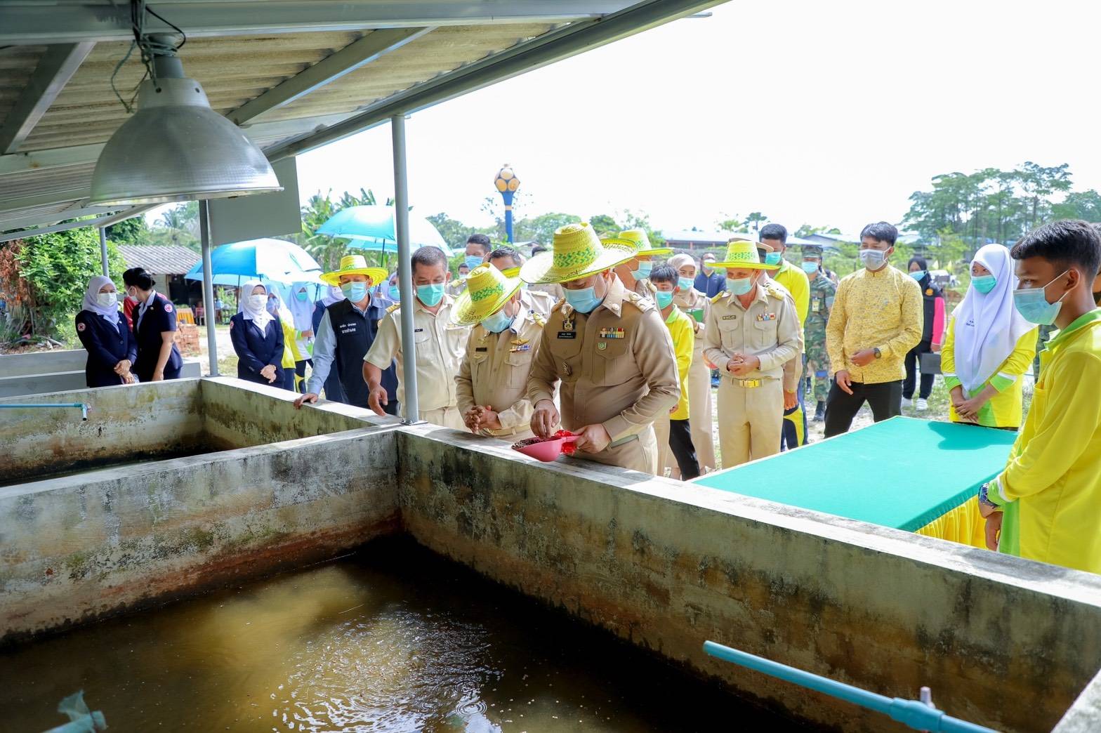 ผู้ว่าฯนราธิวาส เปิด-ส่งมอบโครงการ "บวร" ร่วมใจ สร้างชุมชนคุณธรรม  แก่ รร.บ้านมะนังกาหยี